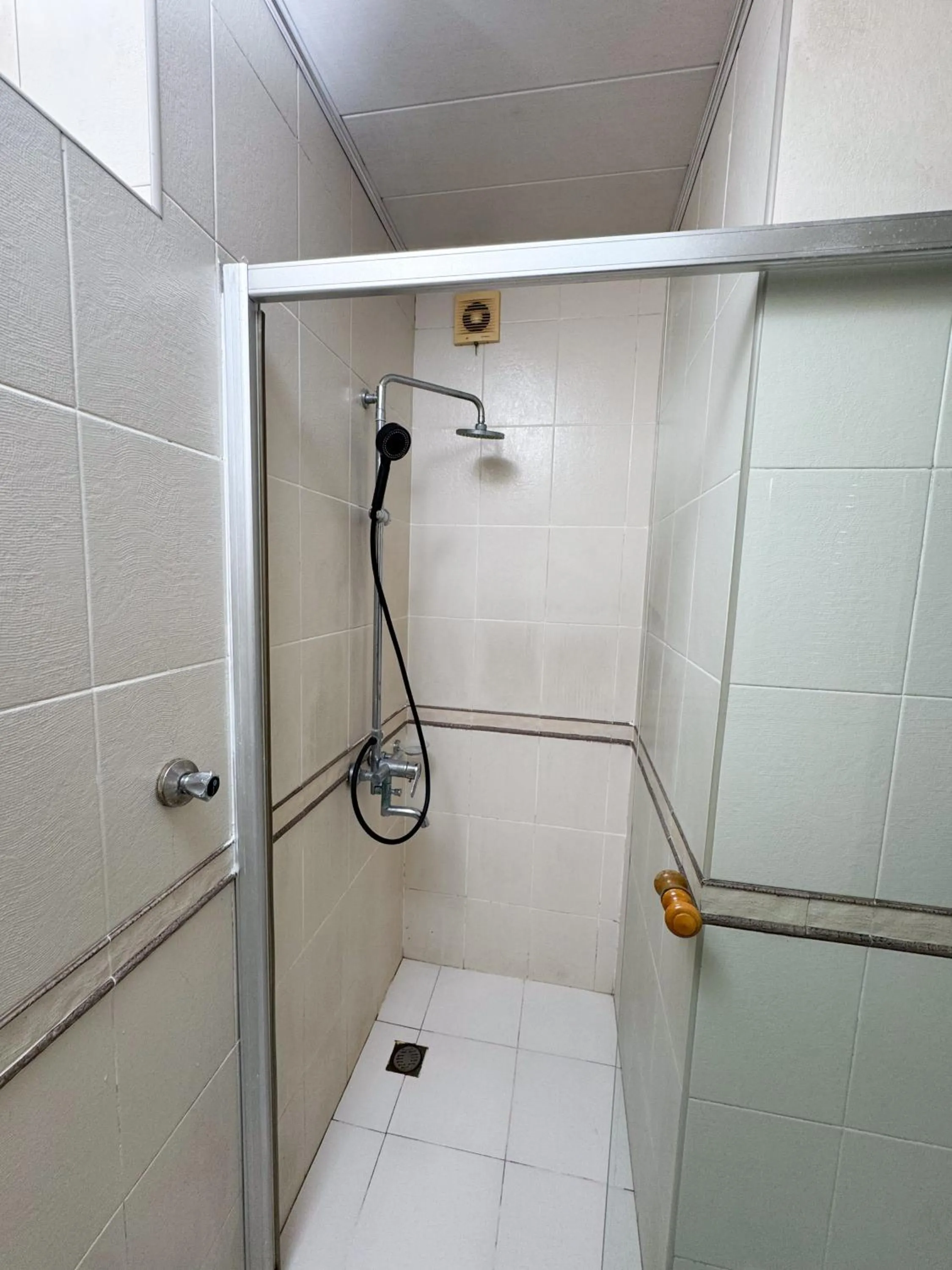 Shower in Consul Hotel