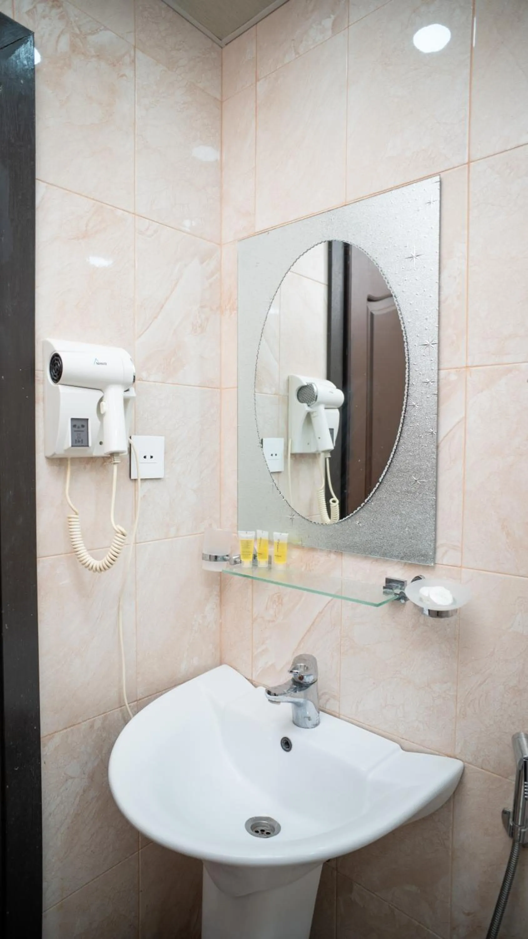 Bathroom in Consul Hotel