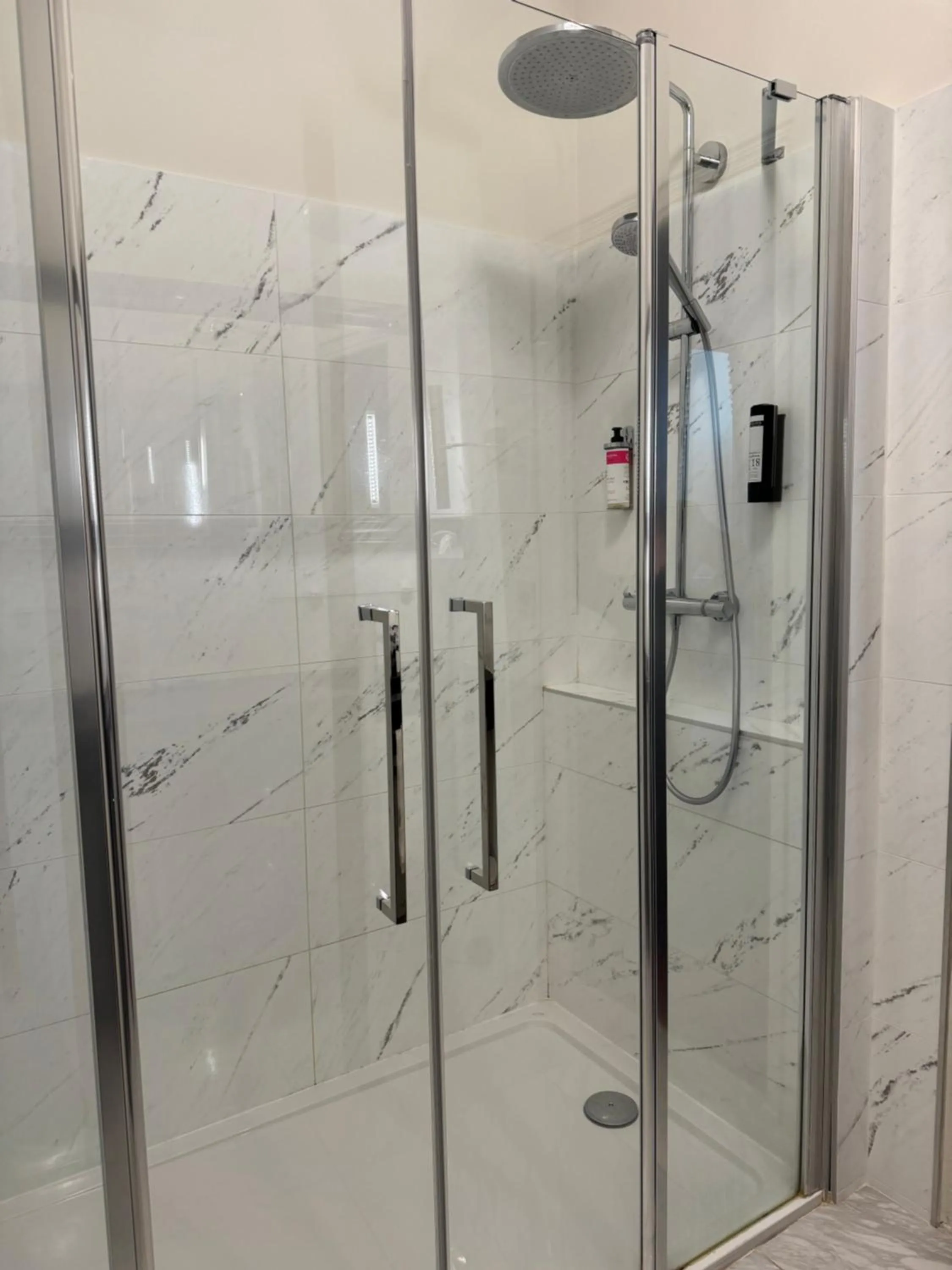 Shower in Chateau Le Prieuré Saumur - La Maison Younan