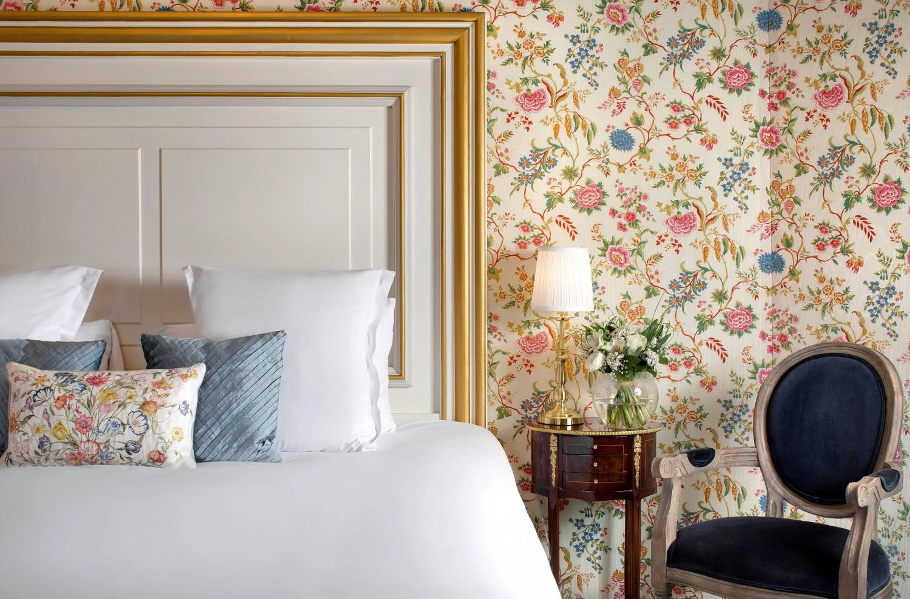Bedroom, Bed in Chateau Le Prieuré Saumur - La Maison Younan