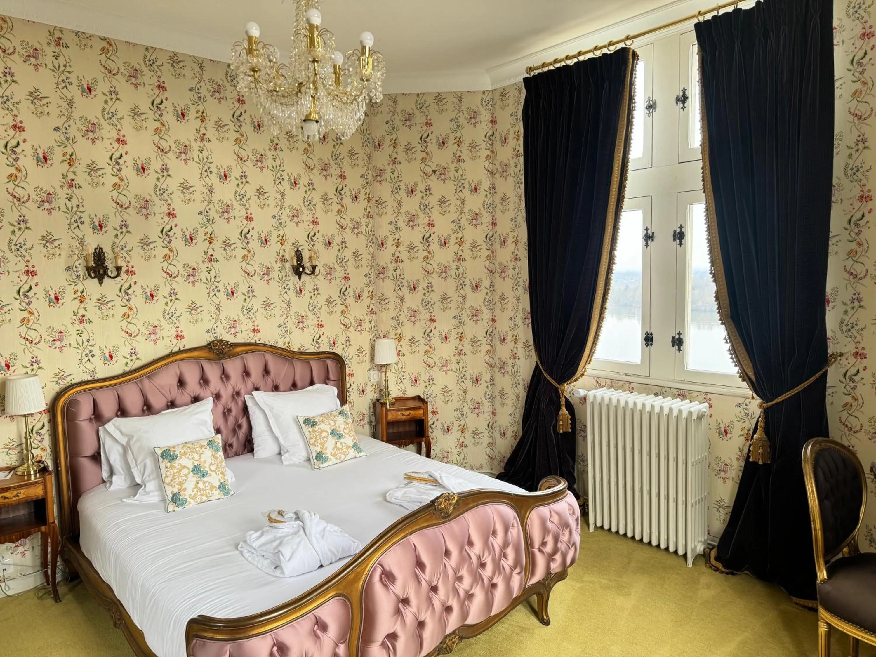 Bed in Chateau Le Prieuré Saumur - La Maison Younan