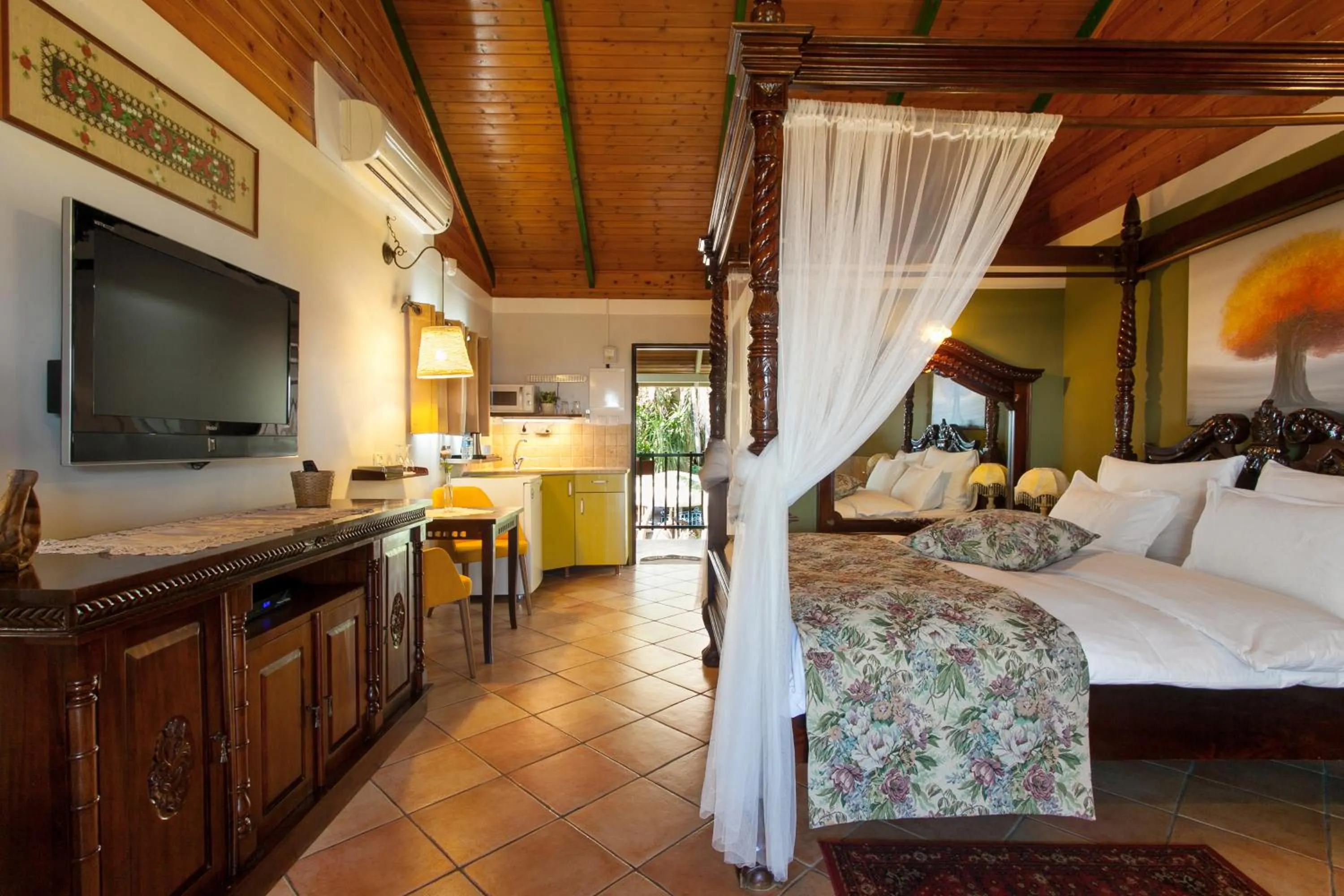 Photo of the whole room, Bed in Out of Africa Resort