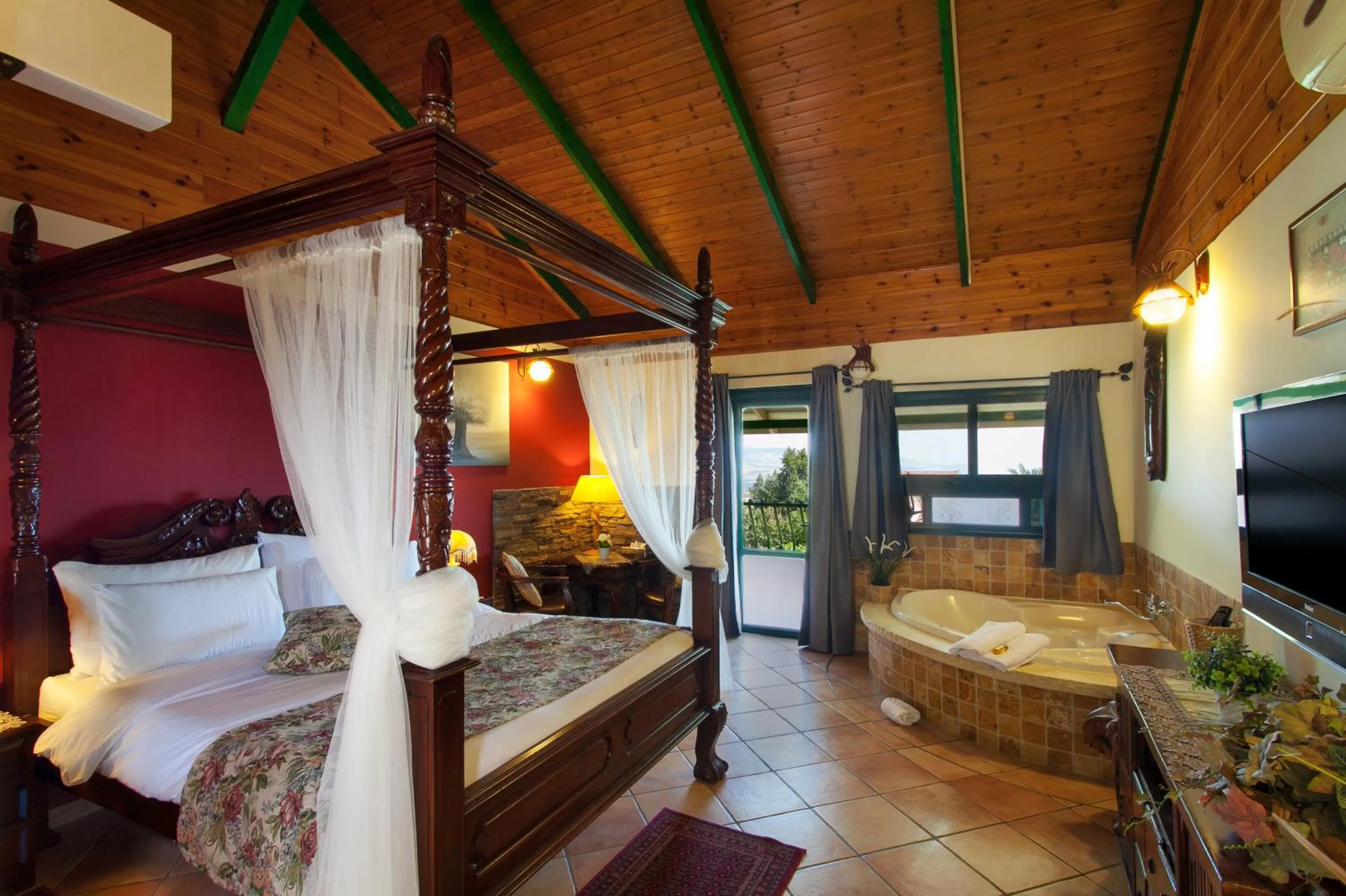 Hot Tub, Bed in Out of Africa Resort