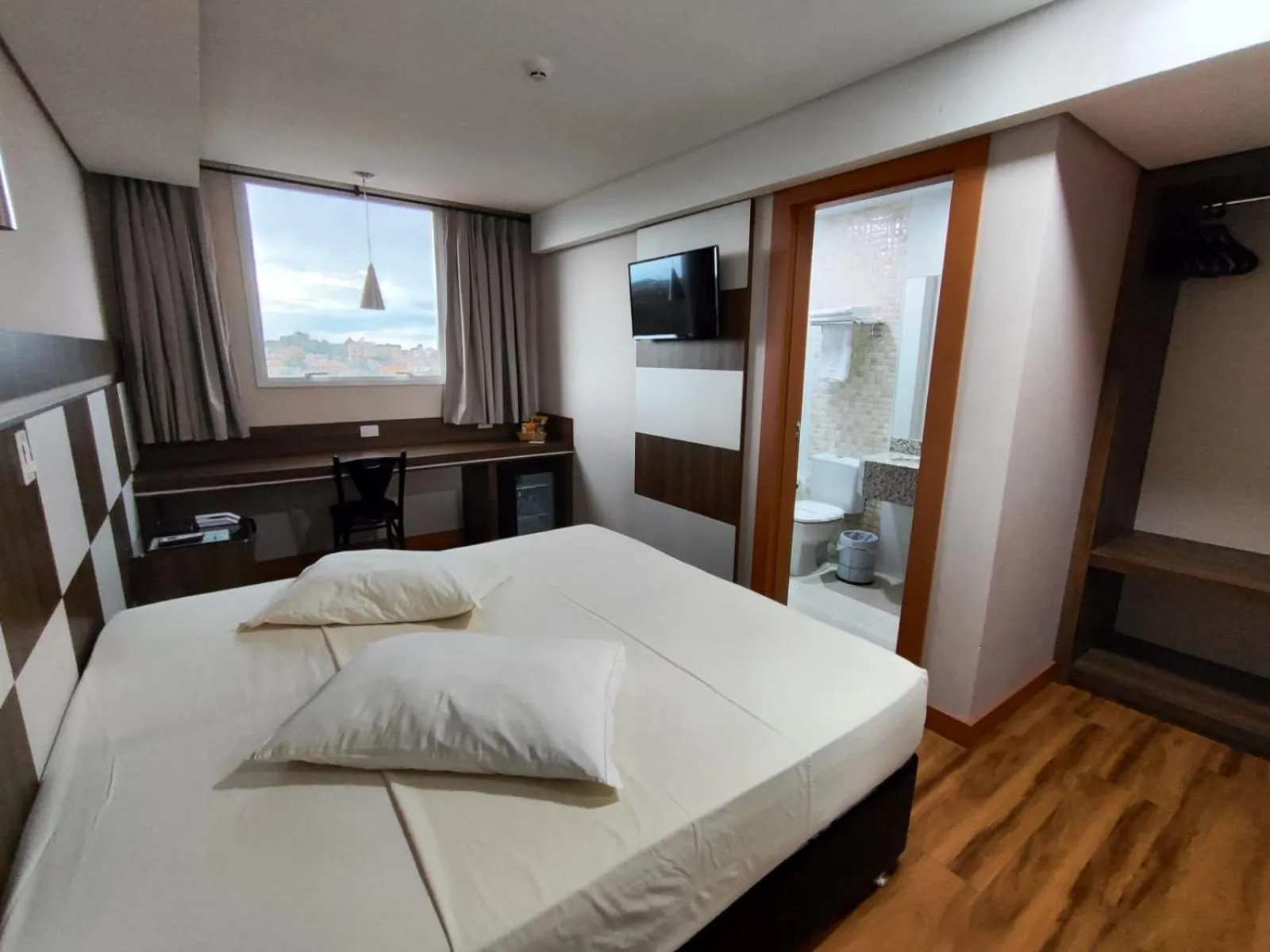 Bed in Hotel Maestro Executive Toledo