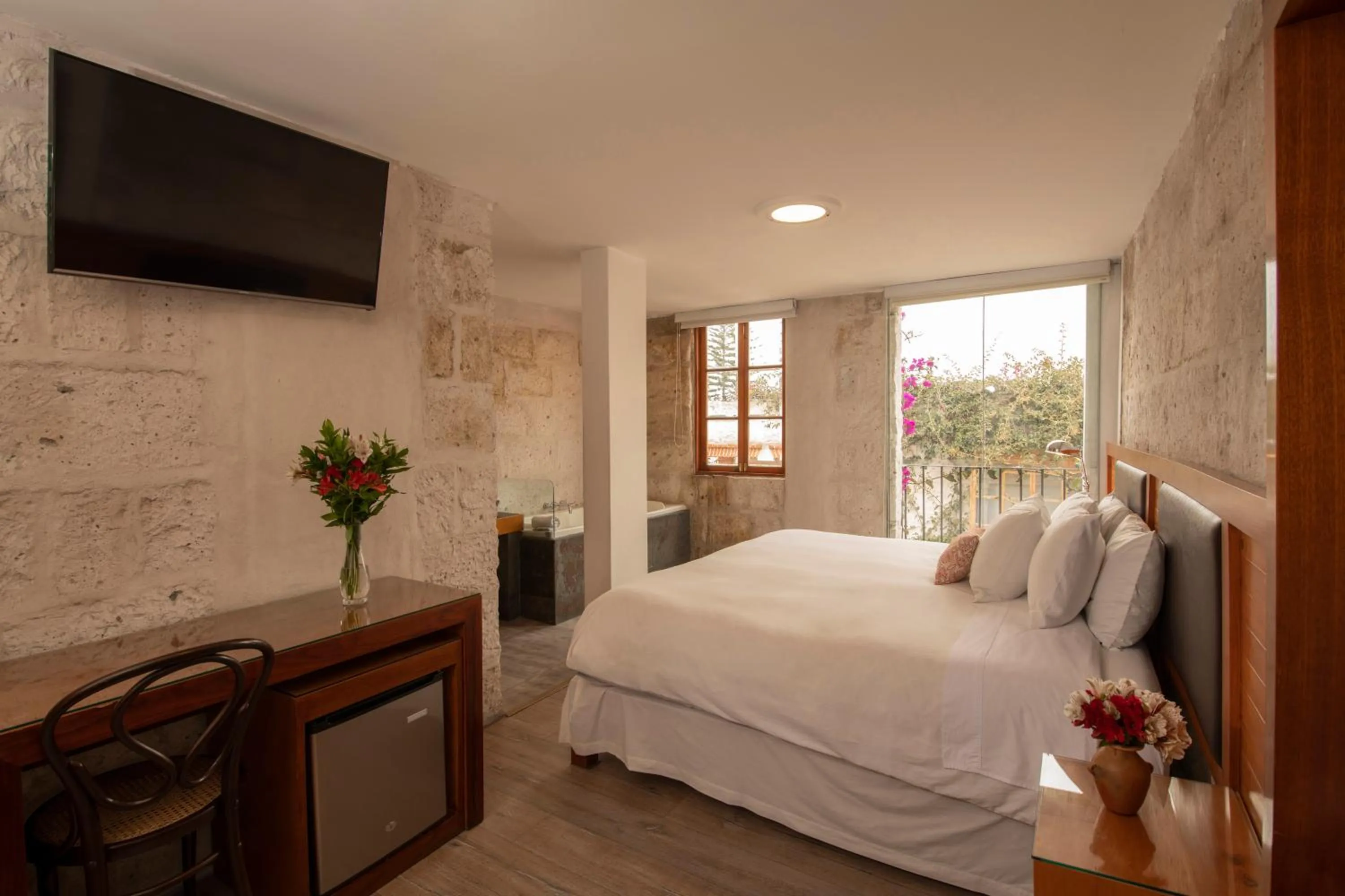 Bathroom, Bed in La Hostería Boutique Hotel