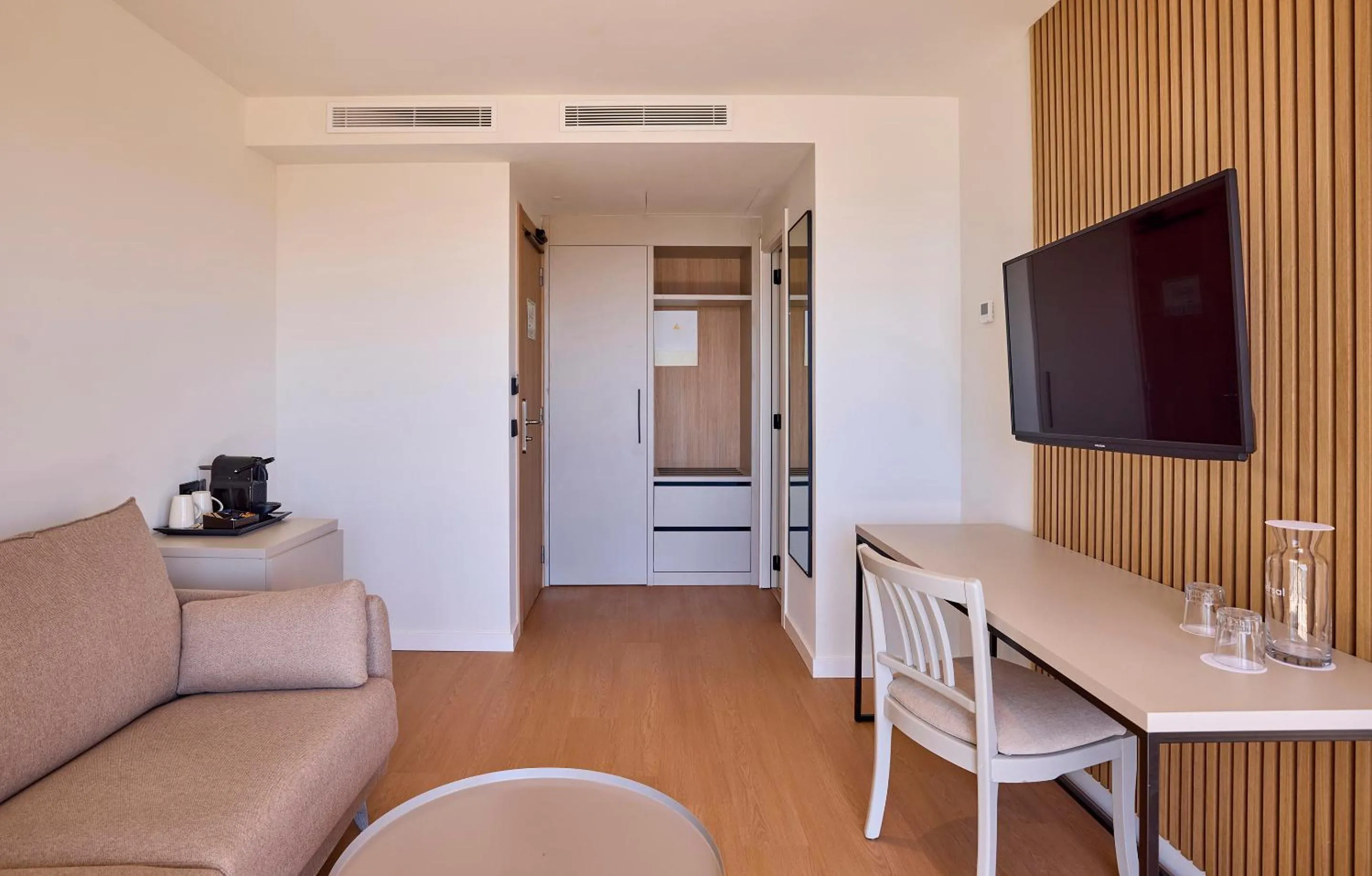 TV and multimedia in Universal Hotel Romantica