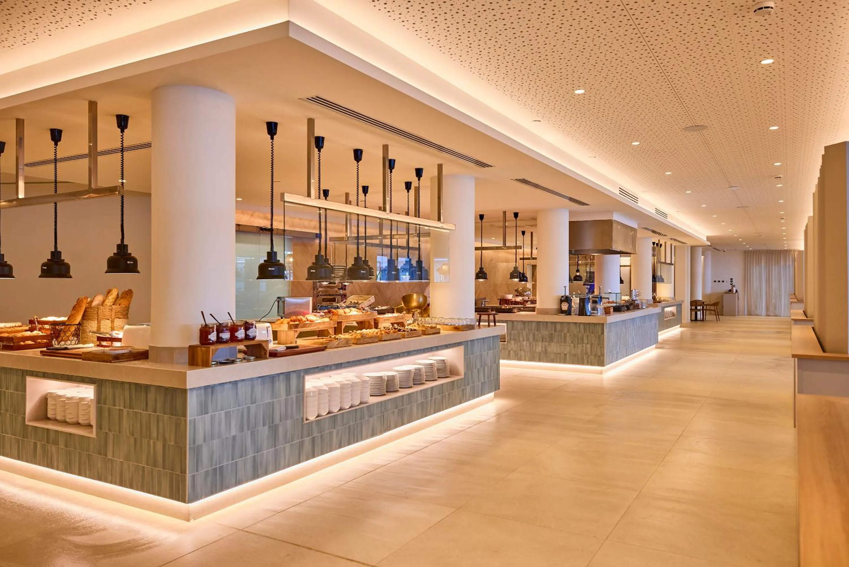 Restaurant/places to eat in Universal Hotel Romantica