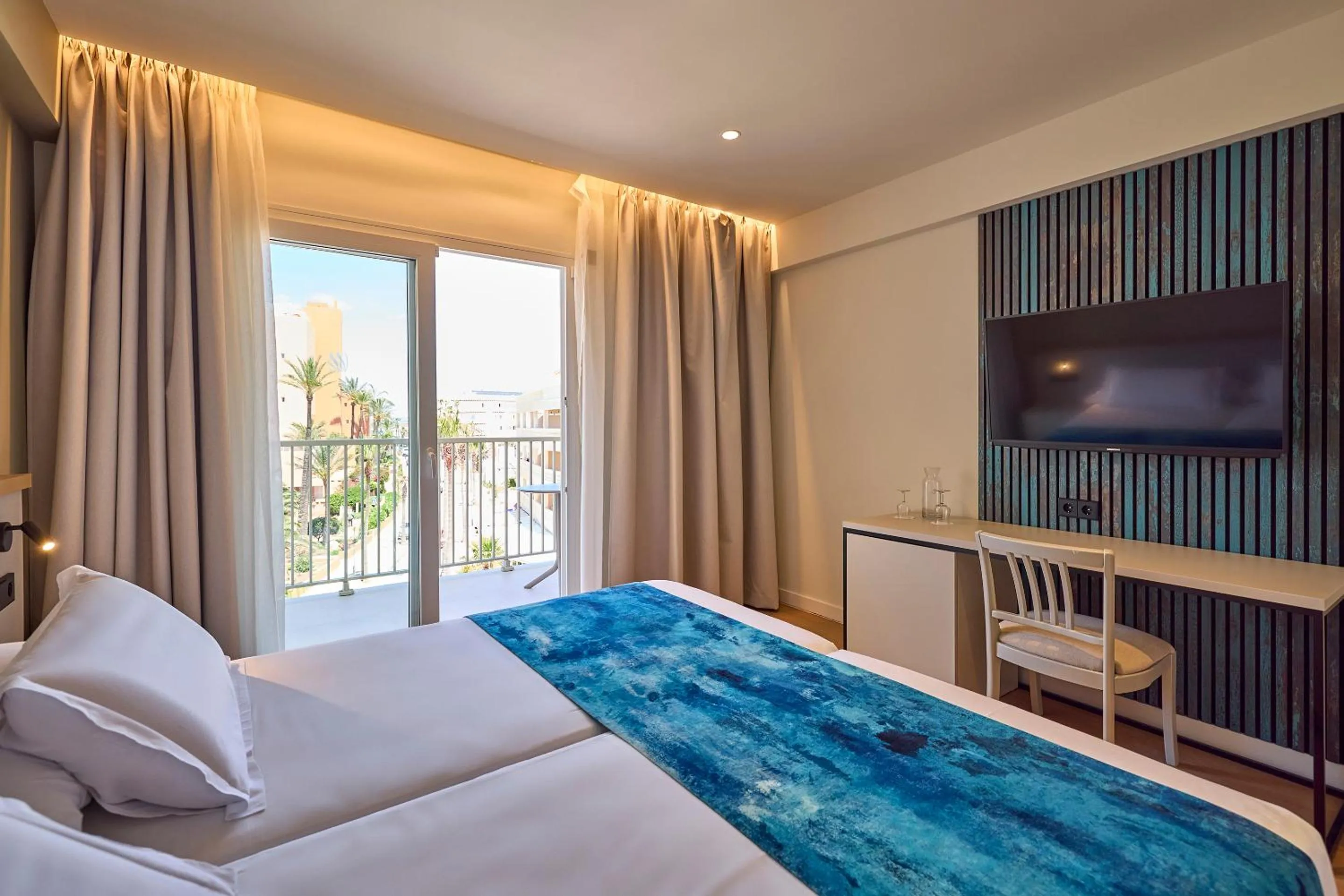 Photo of the whole room, Bed in Universal Hotel Romantica