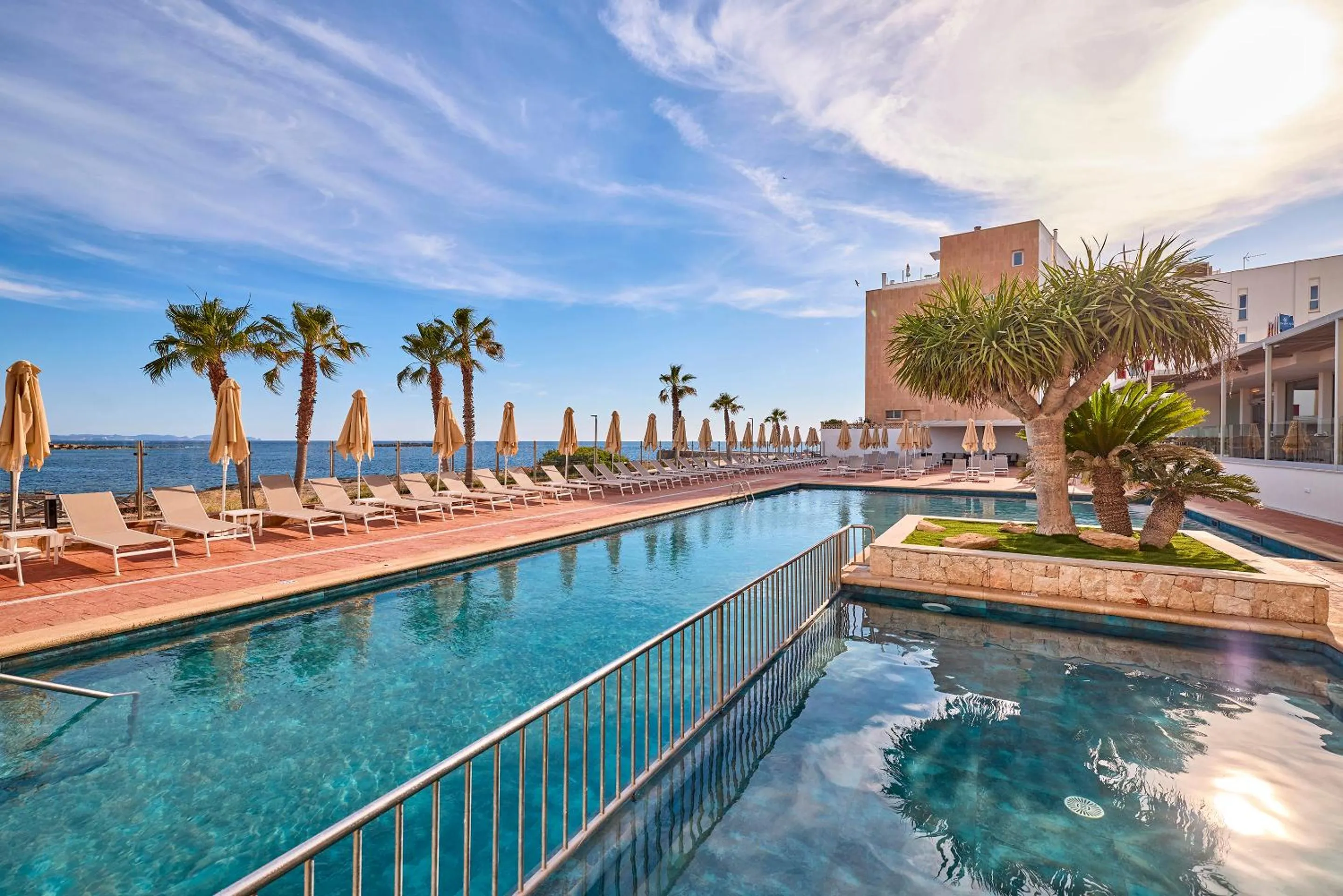 Swimming pool in Universal Hotel Romantica