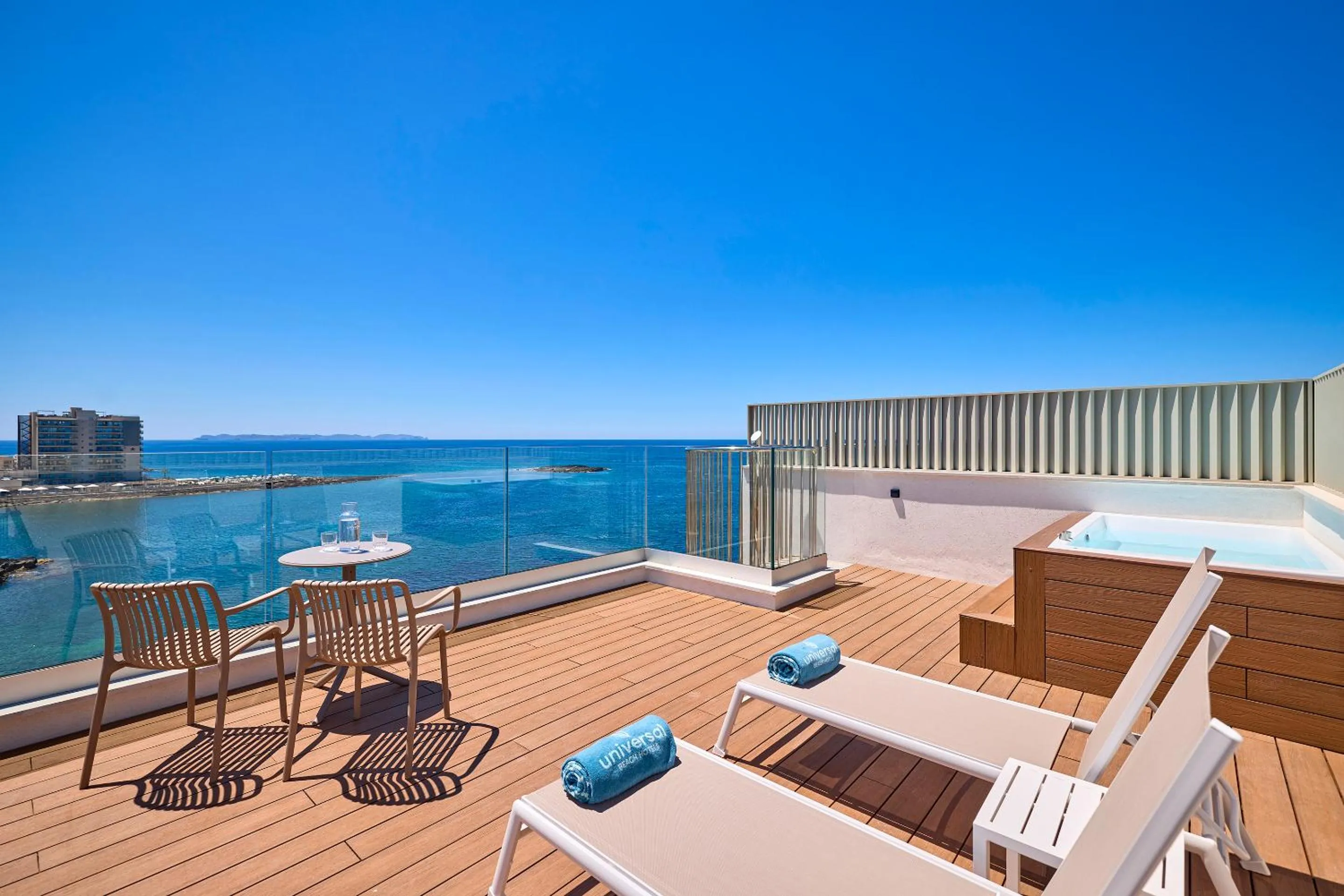 Day in Universal Hotel Romantica