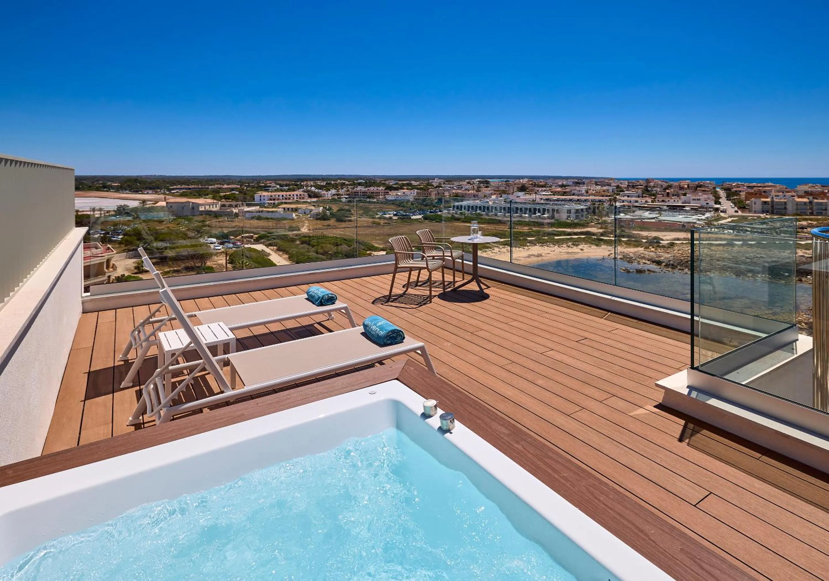 Day in Universal Hotel Romantica