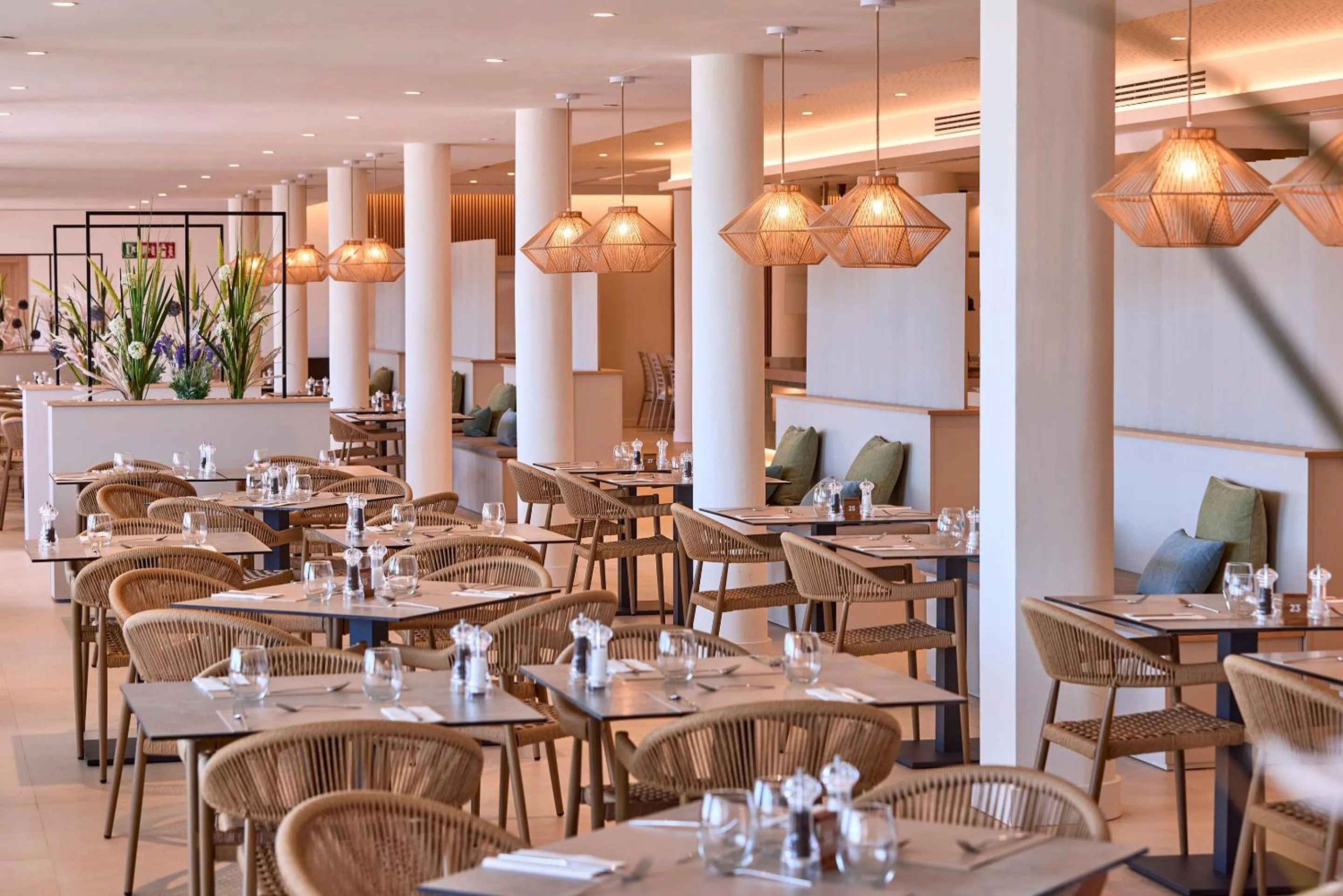 Restaurant/places to eat in Universal Hotel Romantica