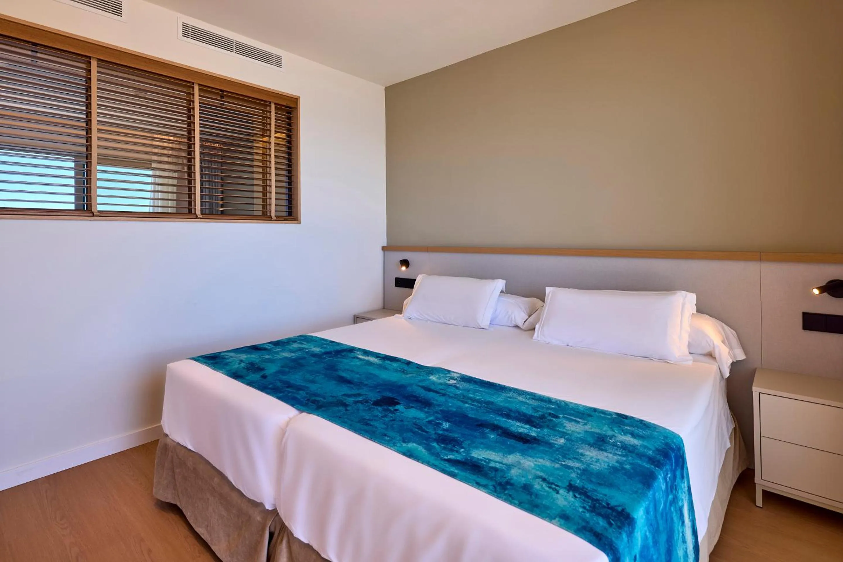 Bed in Universal Hotel Romantica