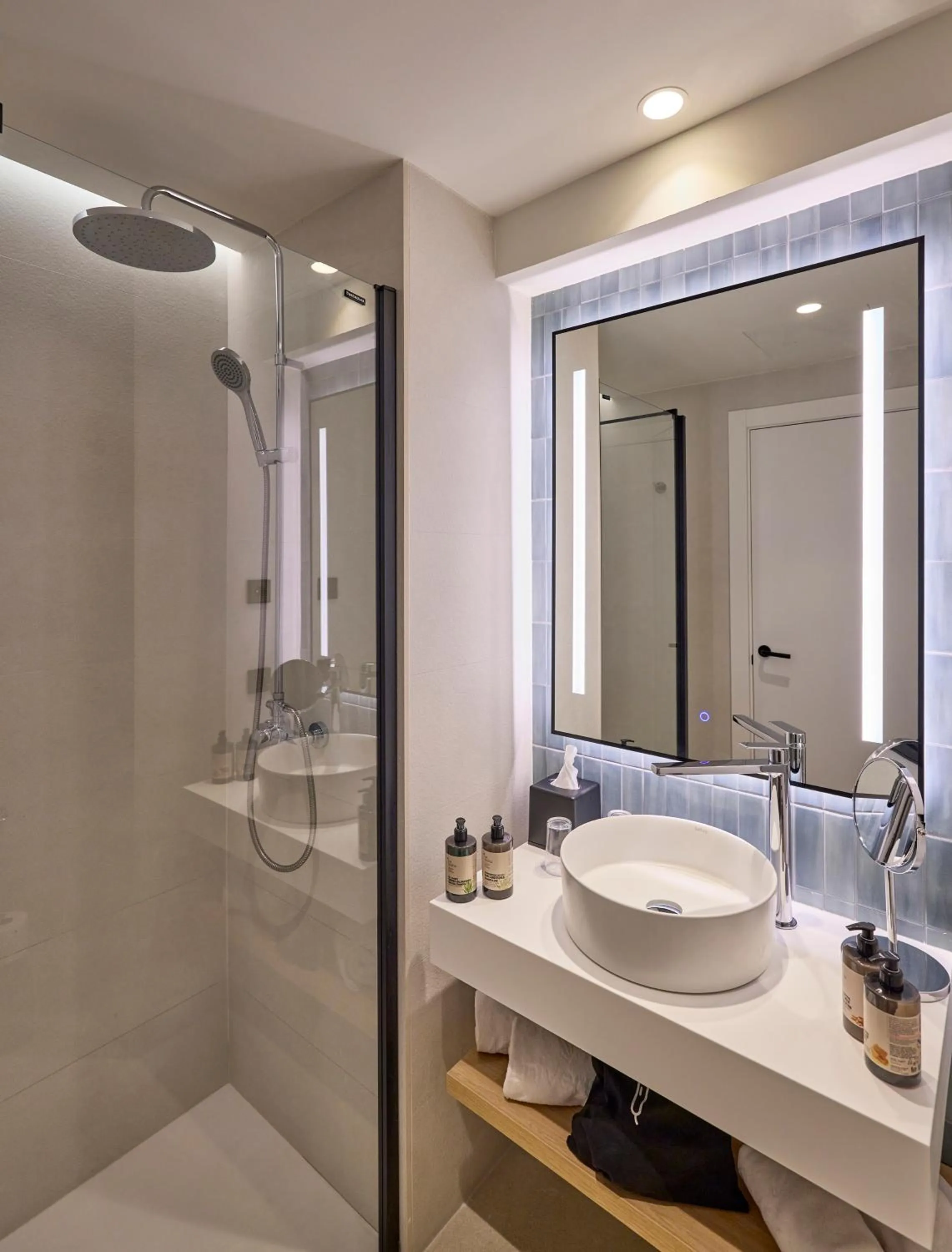 Shower in Universal Hotel Romantica