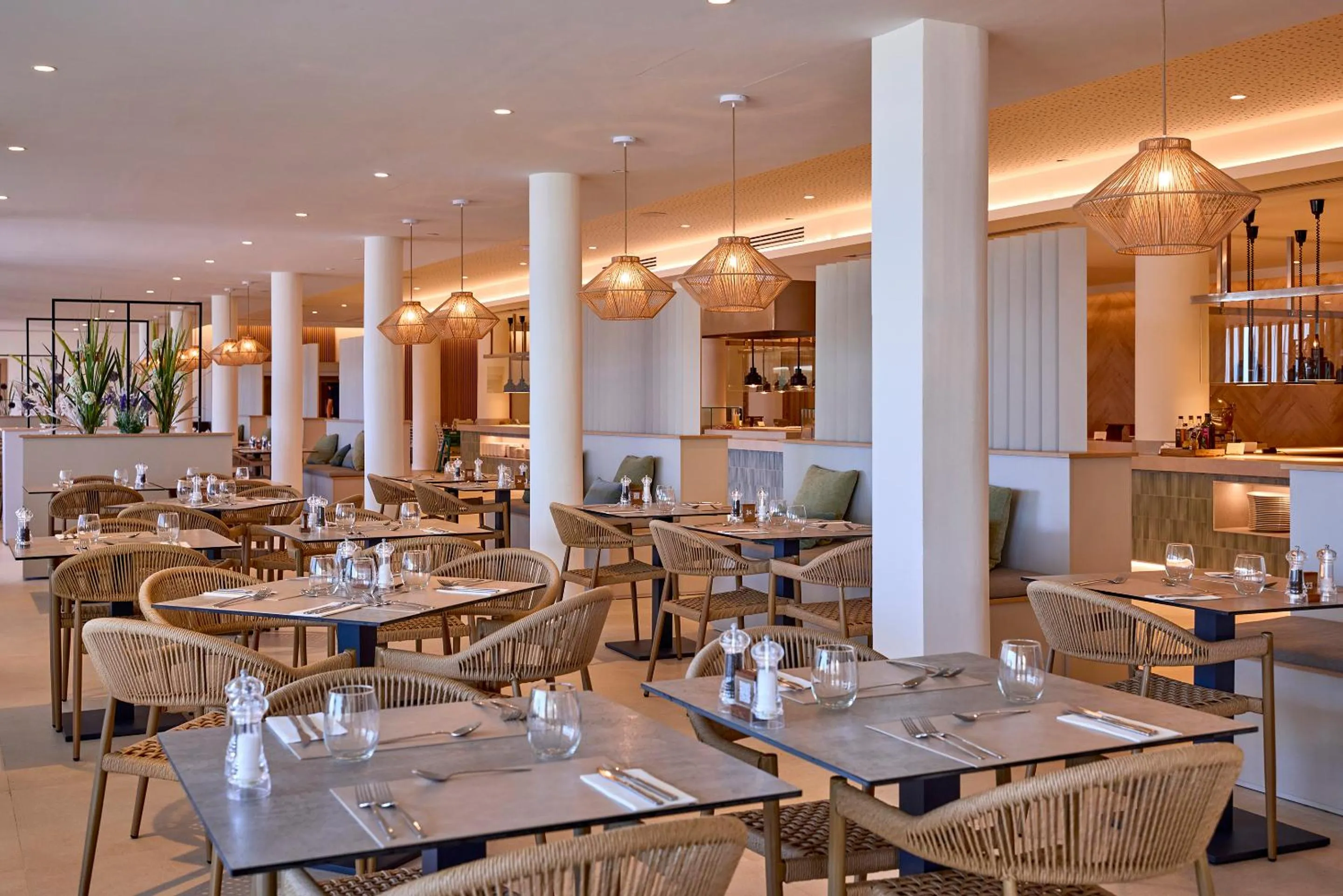 Restaurant/places to eat in Universal Hotel Romantica