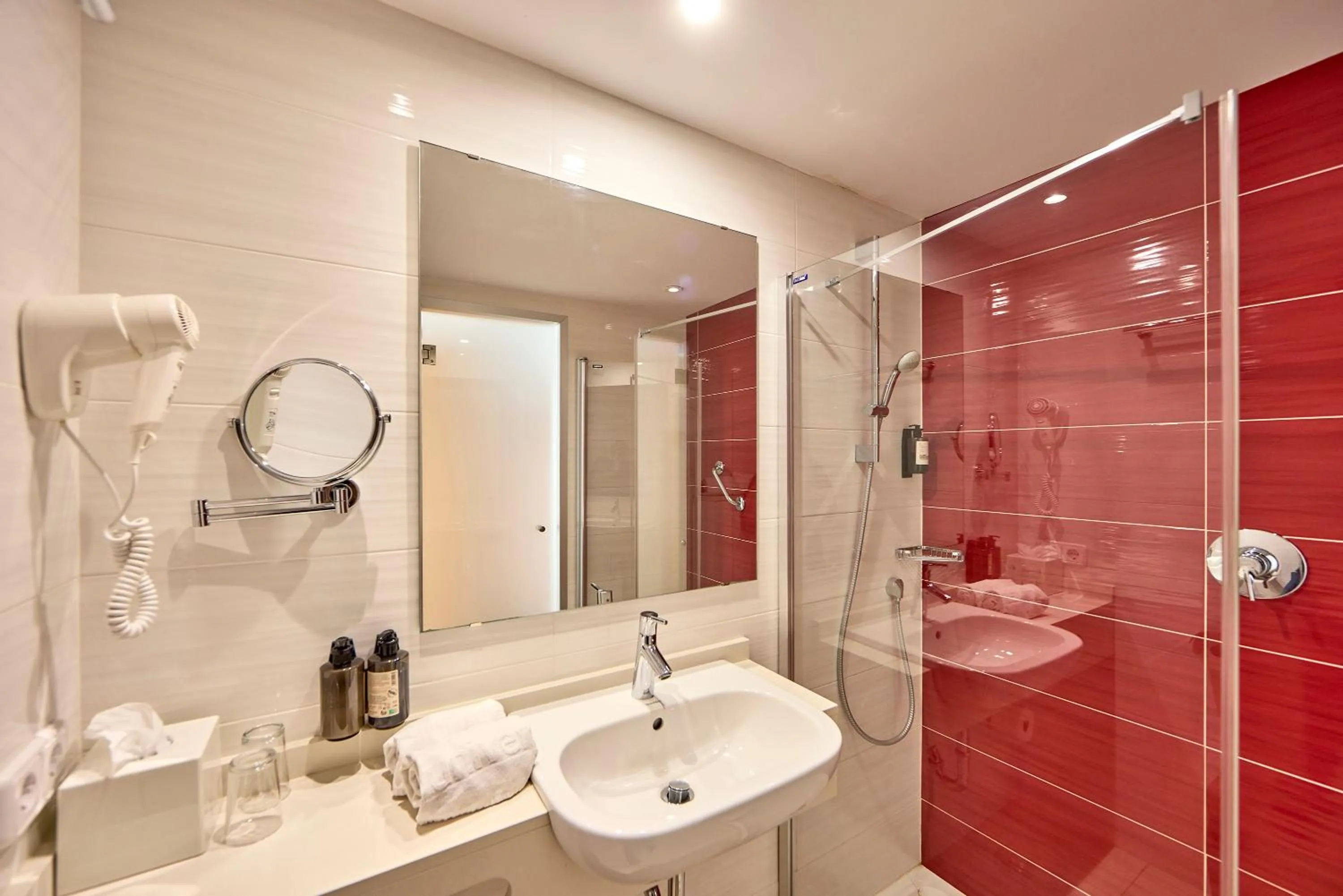 Shower in Universal Hotel Perla