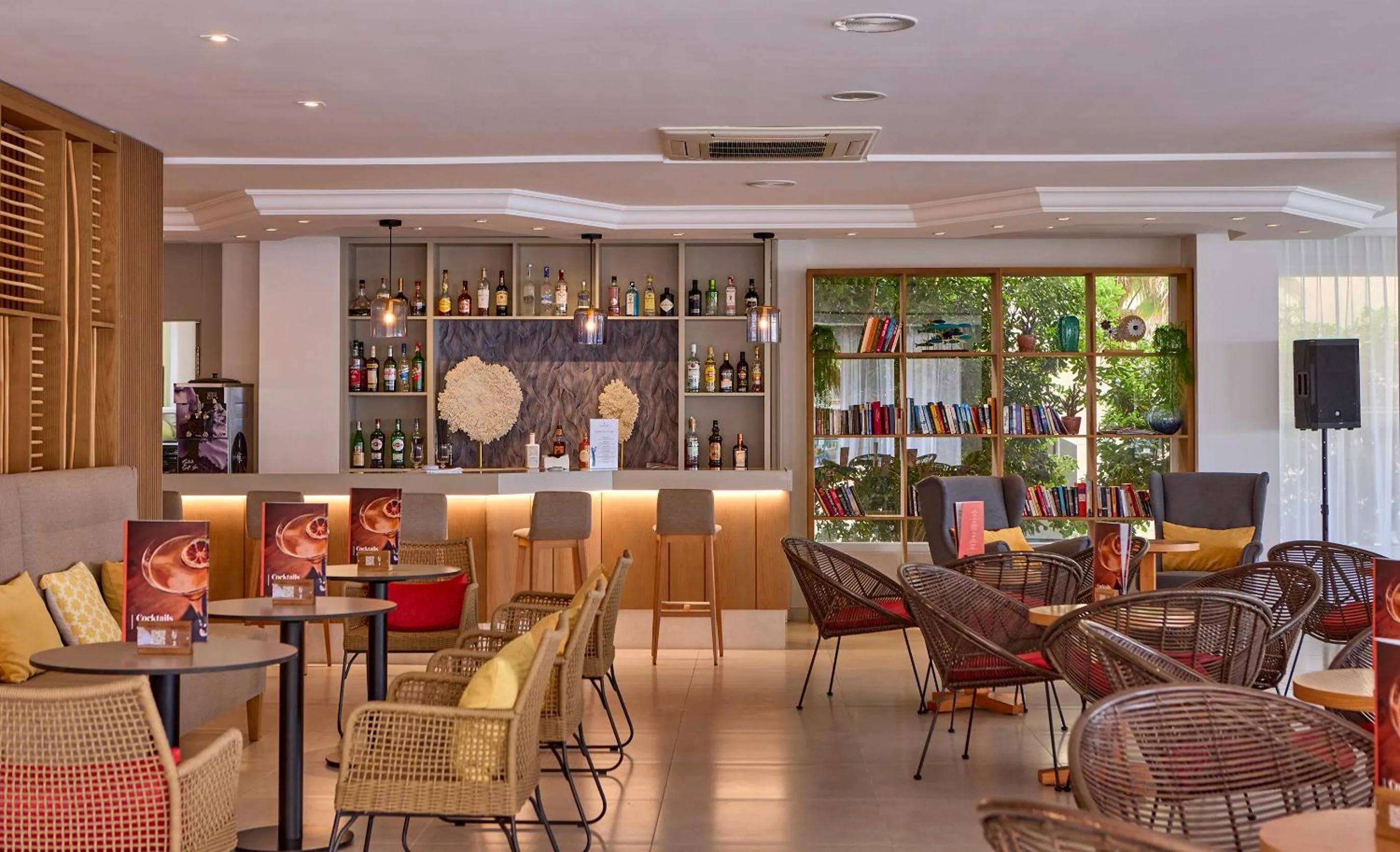 Lounge or bar in Universal Hotel Perla