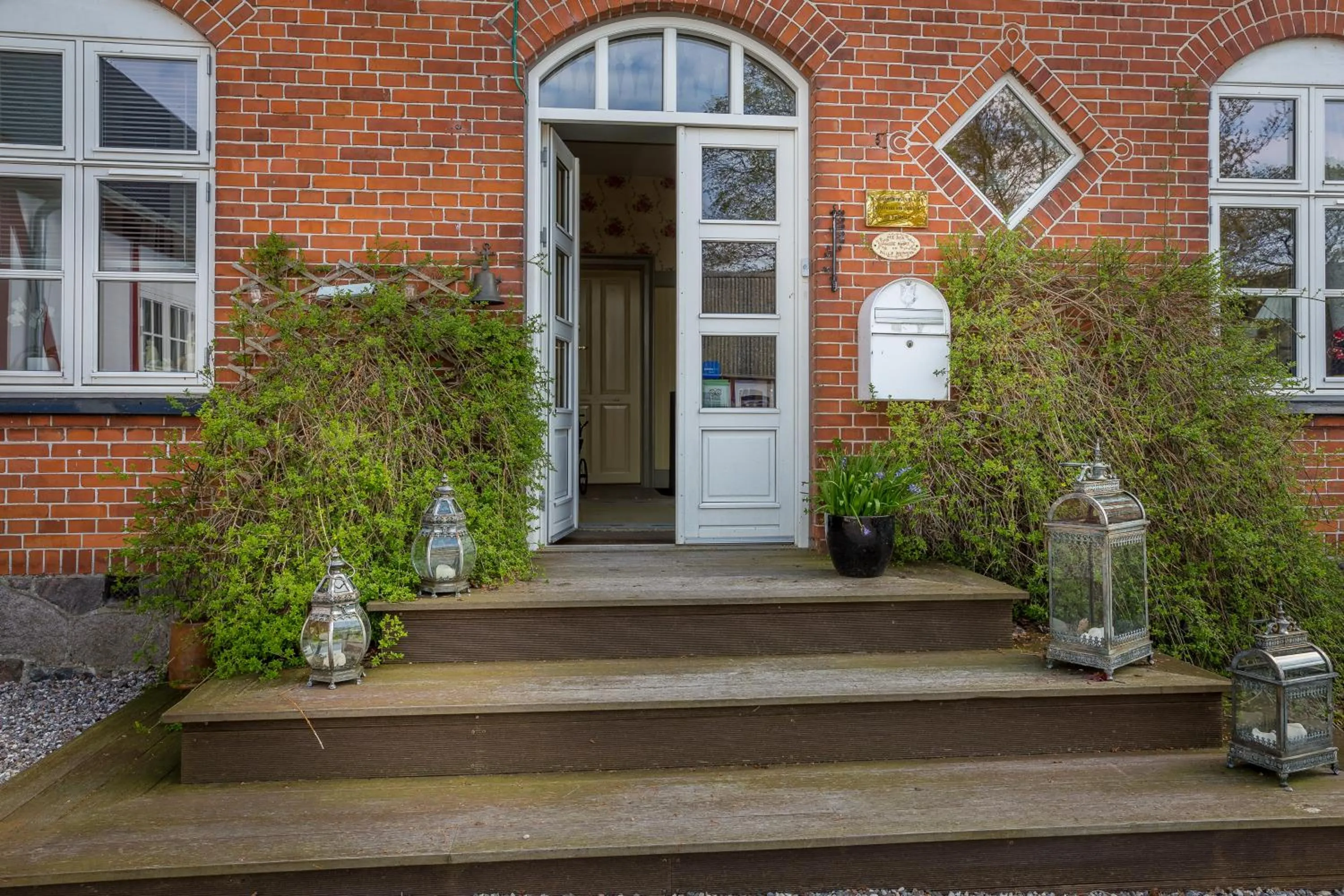 Facade/entrance in Jungshoved Præstegård B&B