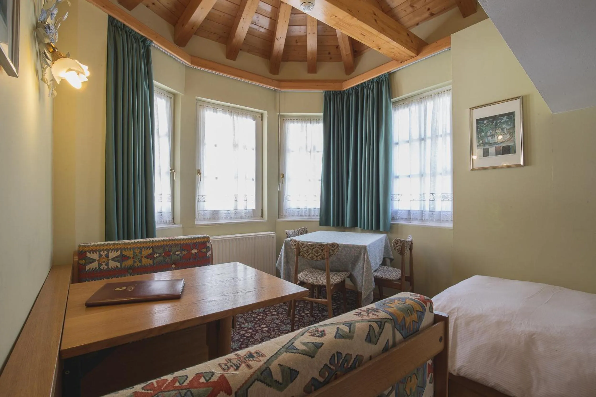 Living room, Bed in Hotel Centrale