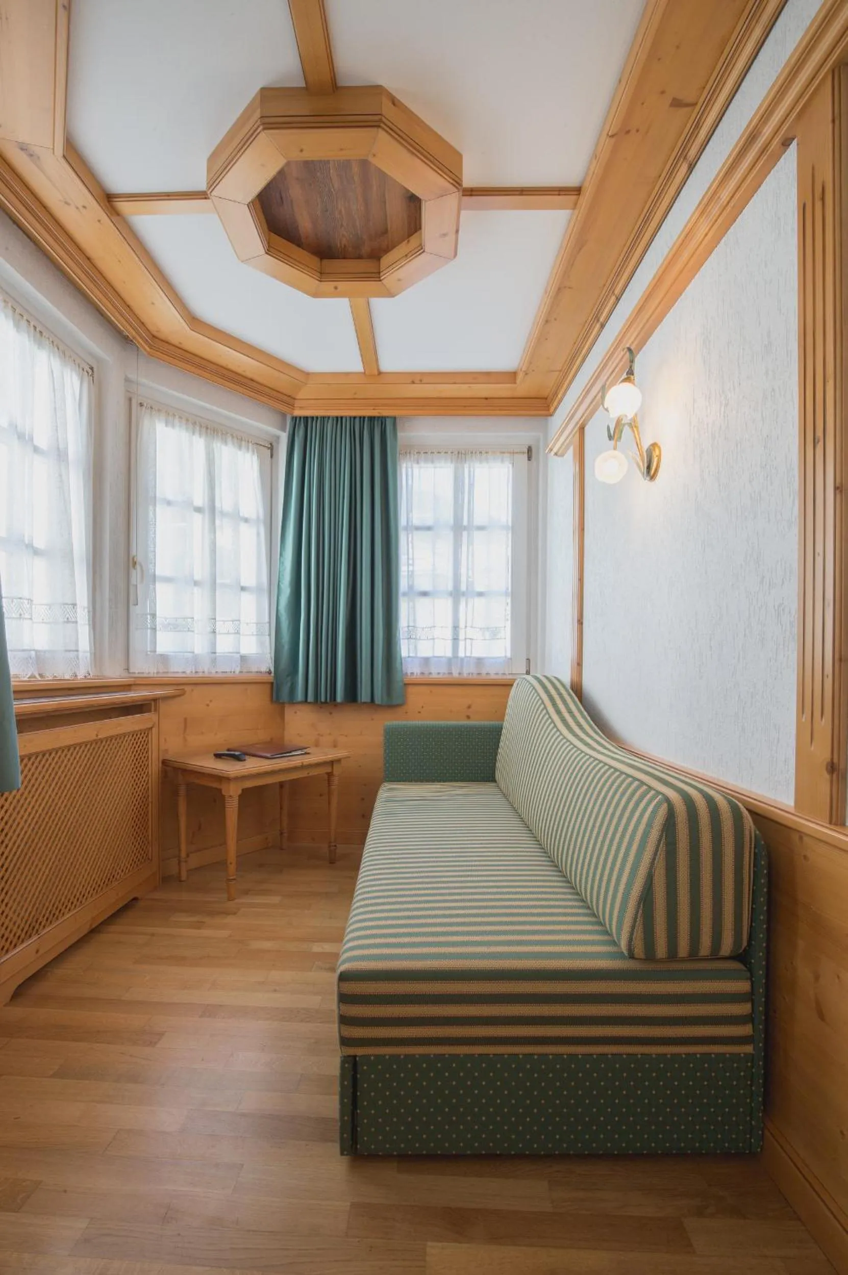 Living room, Bed in Hotel Centrale