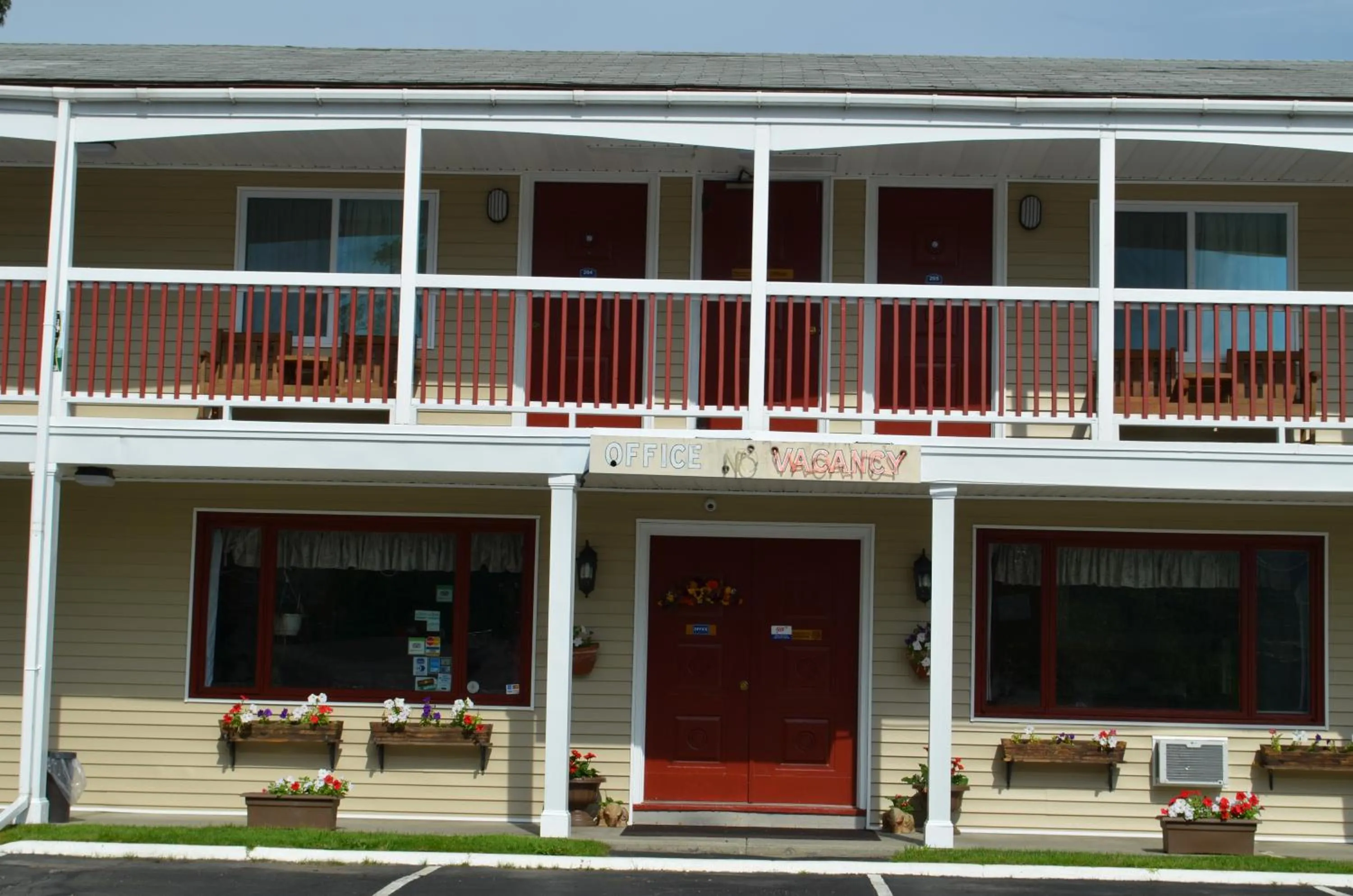 Facade/entrance in Cozy Corner Motel