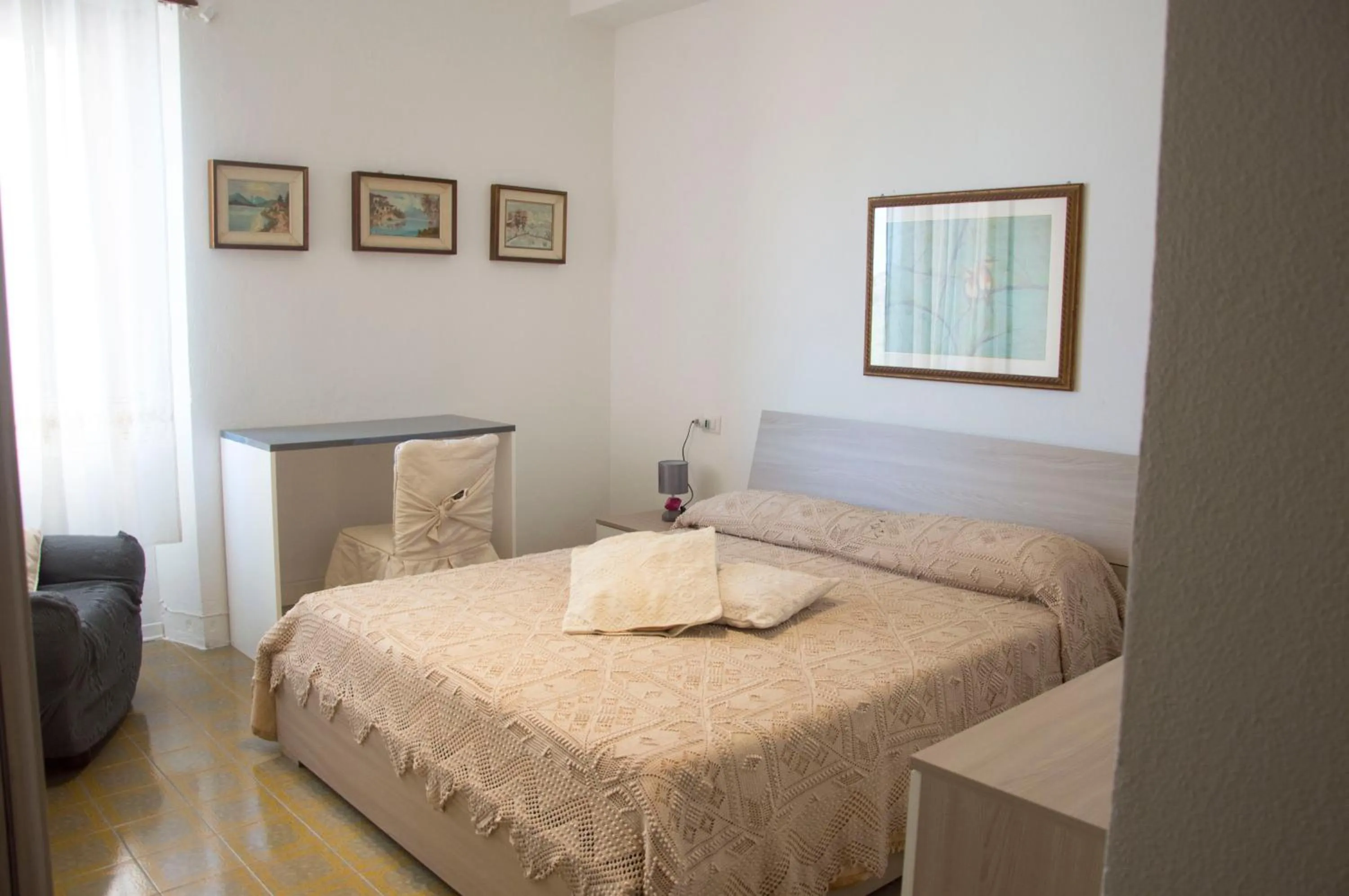 Photo of the whole room in Occhj a Mari