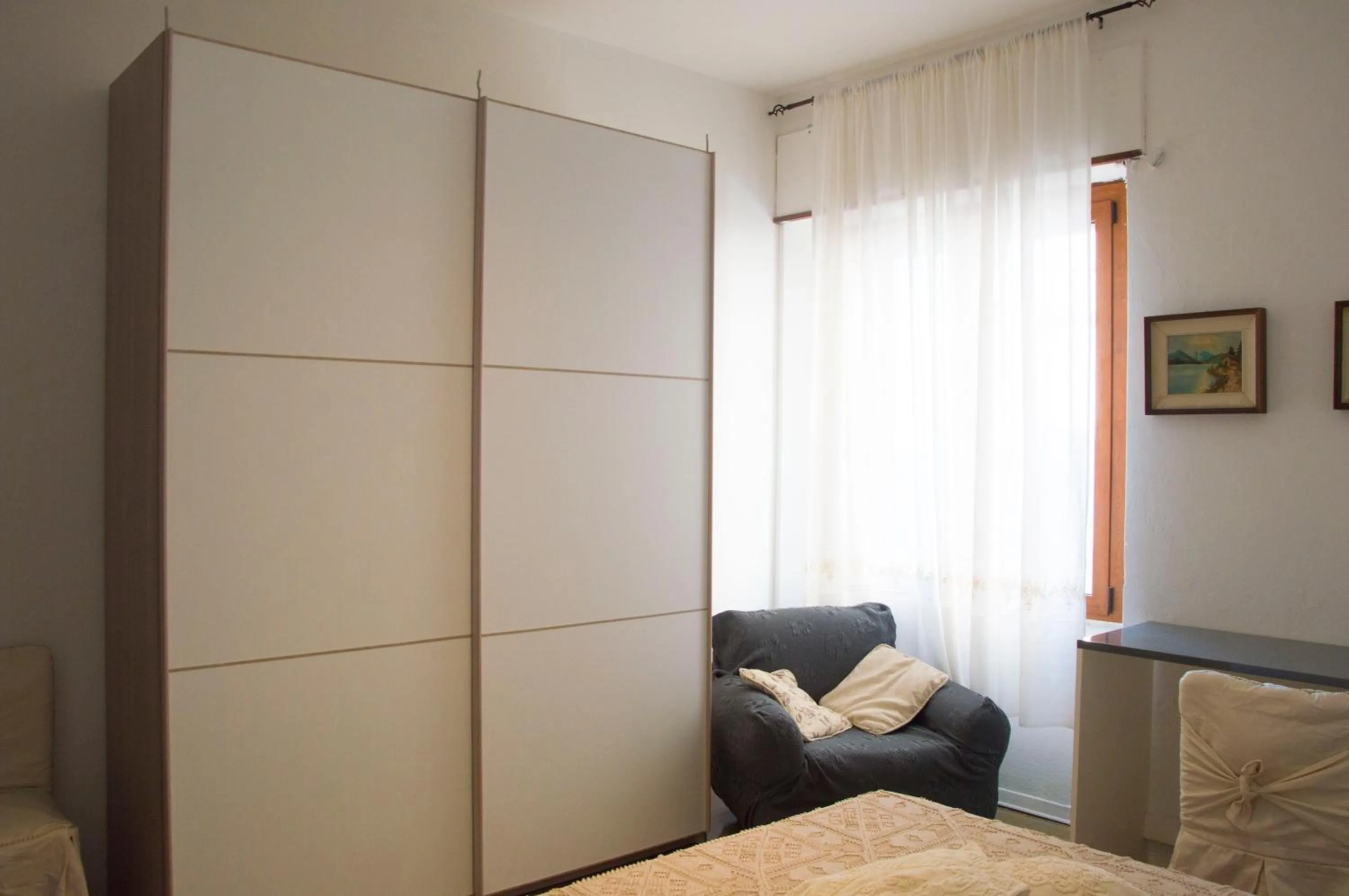 Photo of the whole room in Occhj a Mari