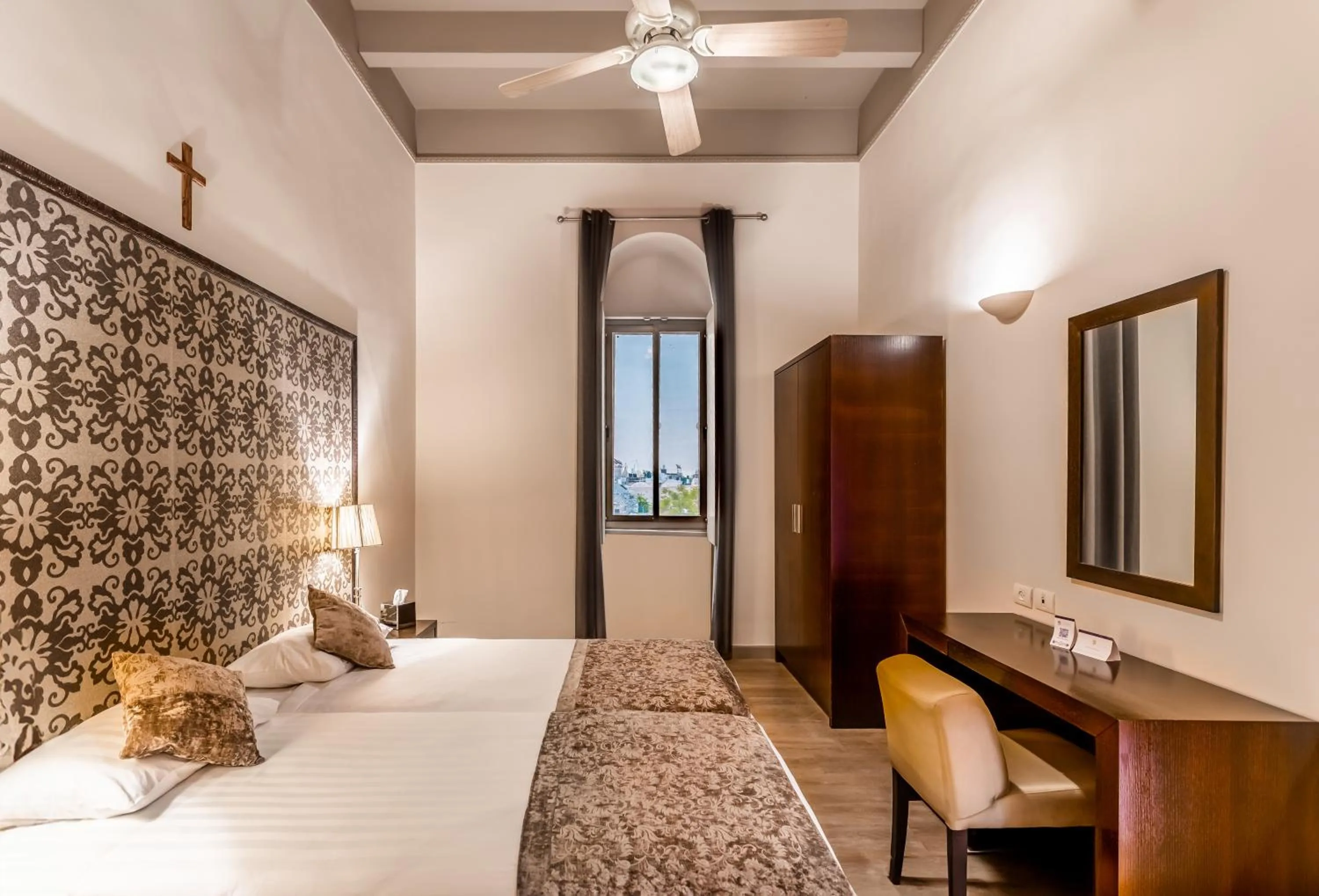 Photo of the whole room, Bed in Notre Dame of Jerusalem Center