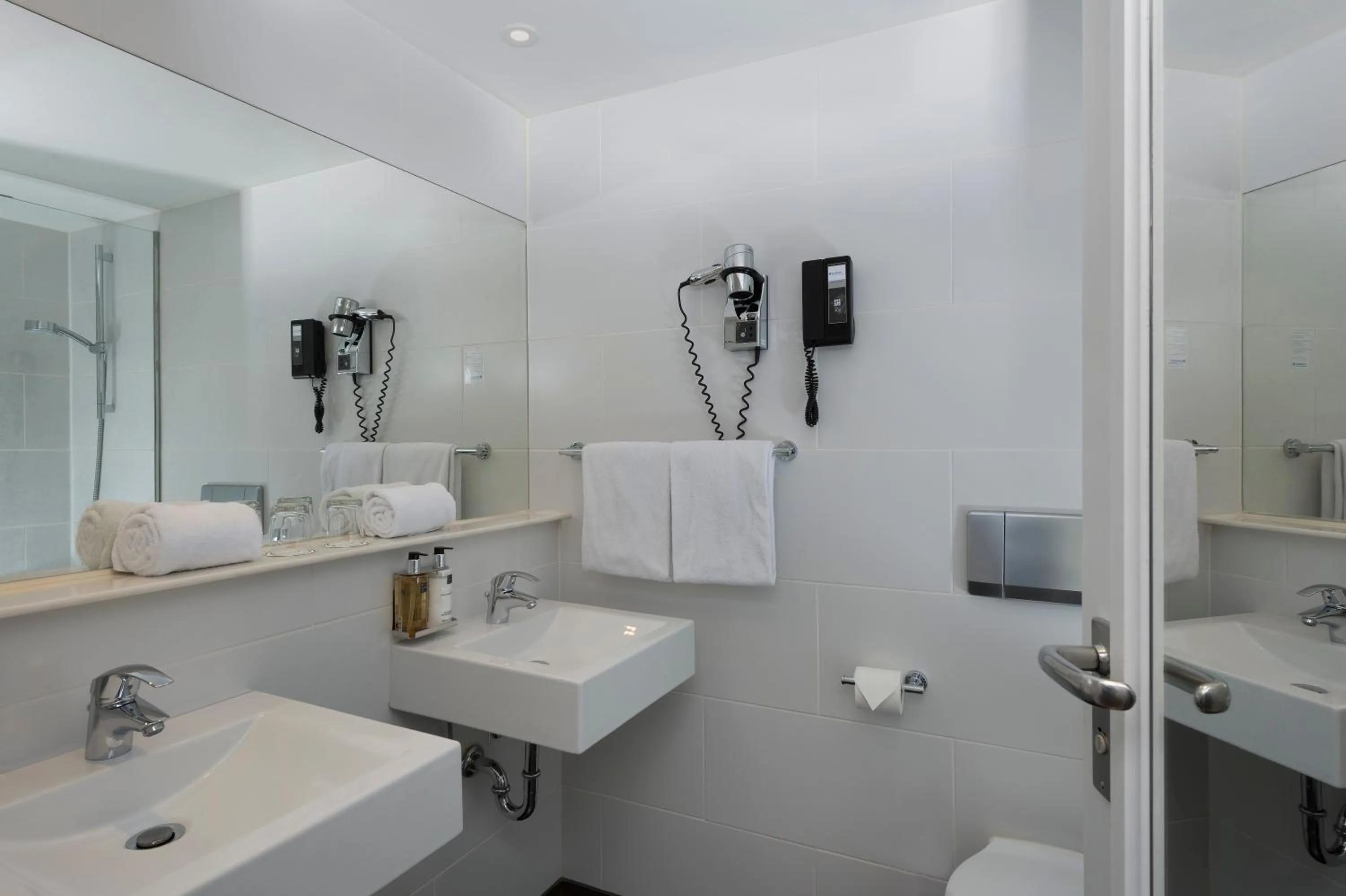 Bathroom in Wyndham Stuttgart Airport Messe