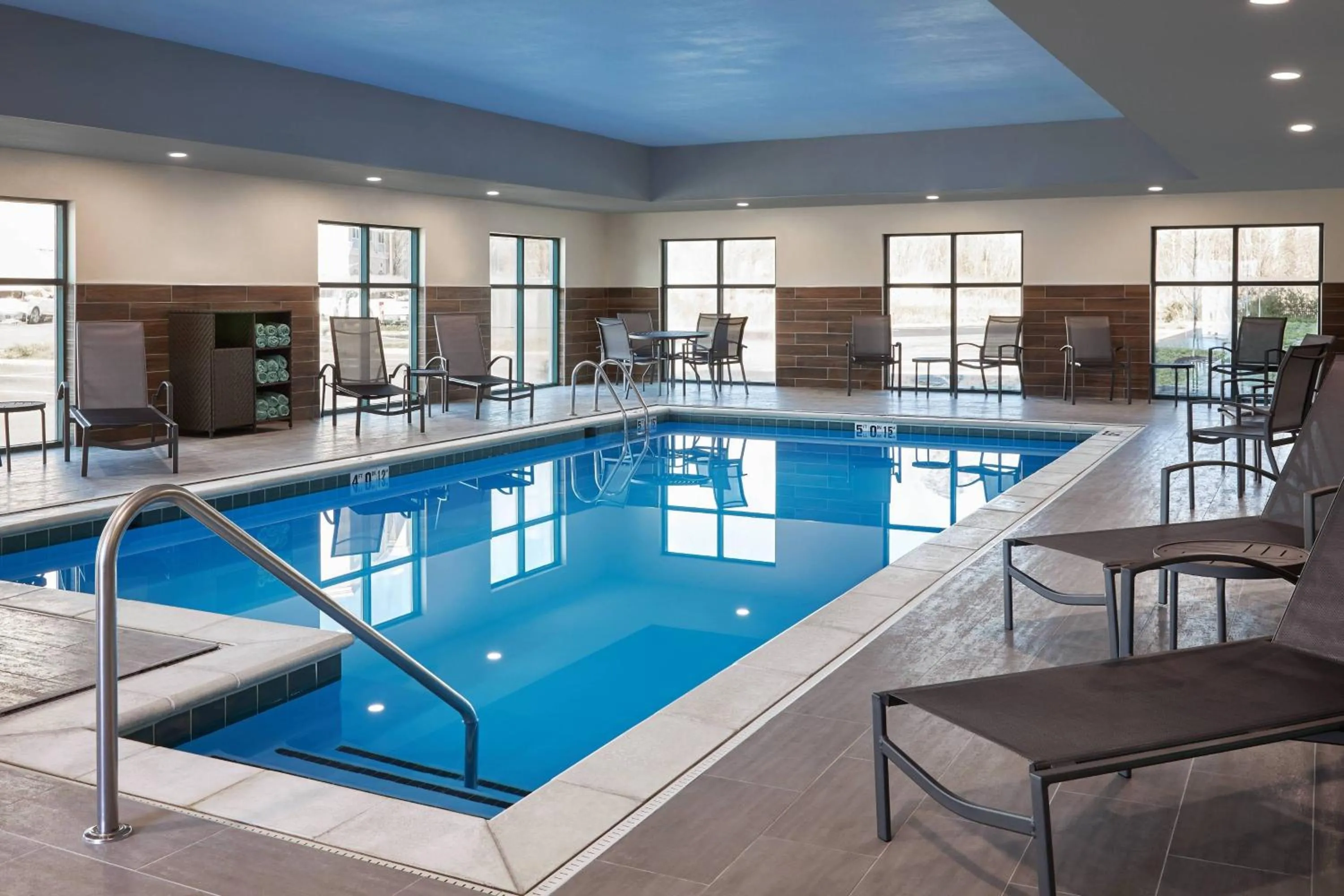 Swimming pool in Fairfield Inn & Suites by Marriott Virginia Beach/Norfolk Airport