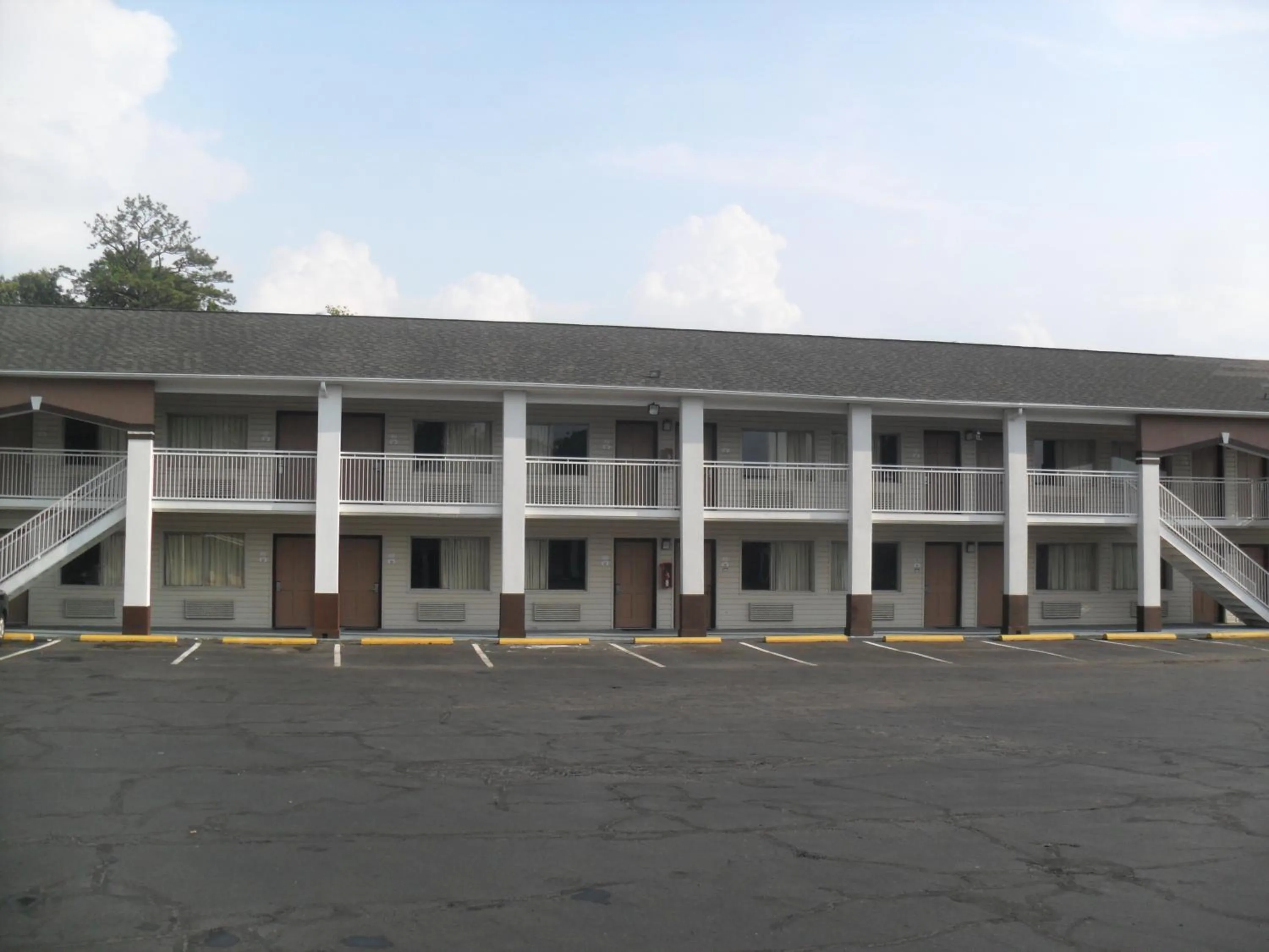 Property building in Newport News Inn