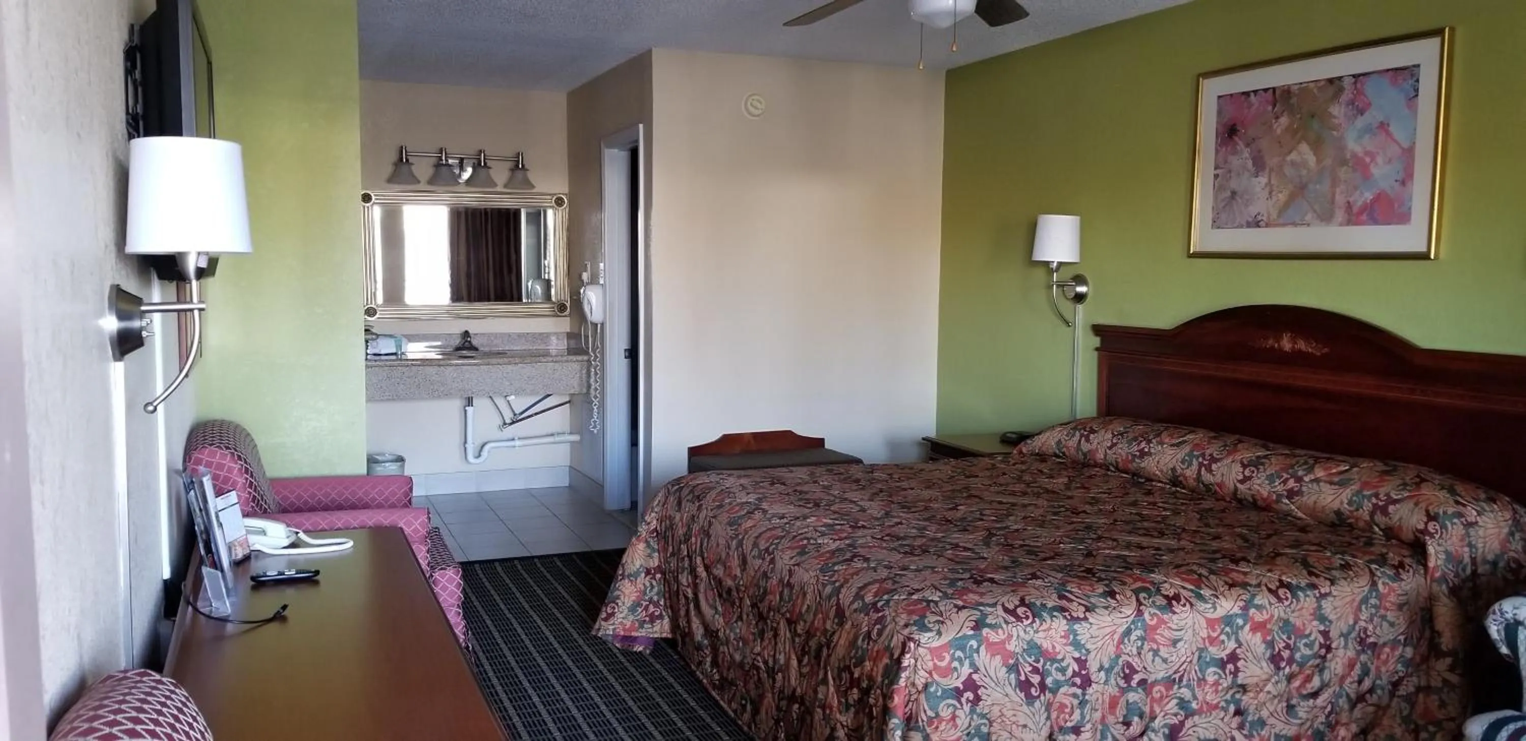 Photo of the whole room, Bed in Newport News Inn