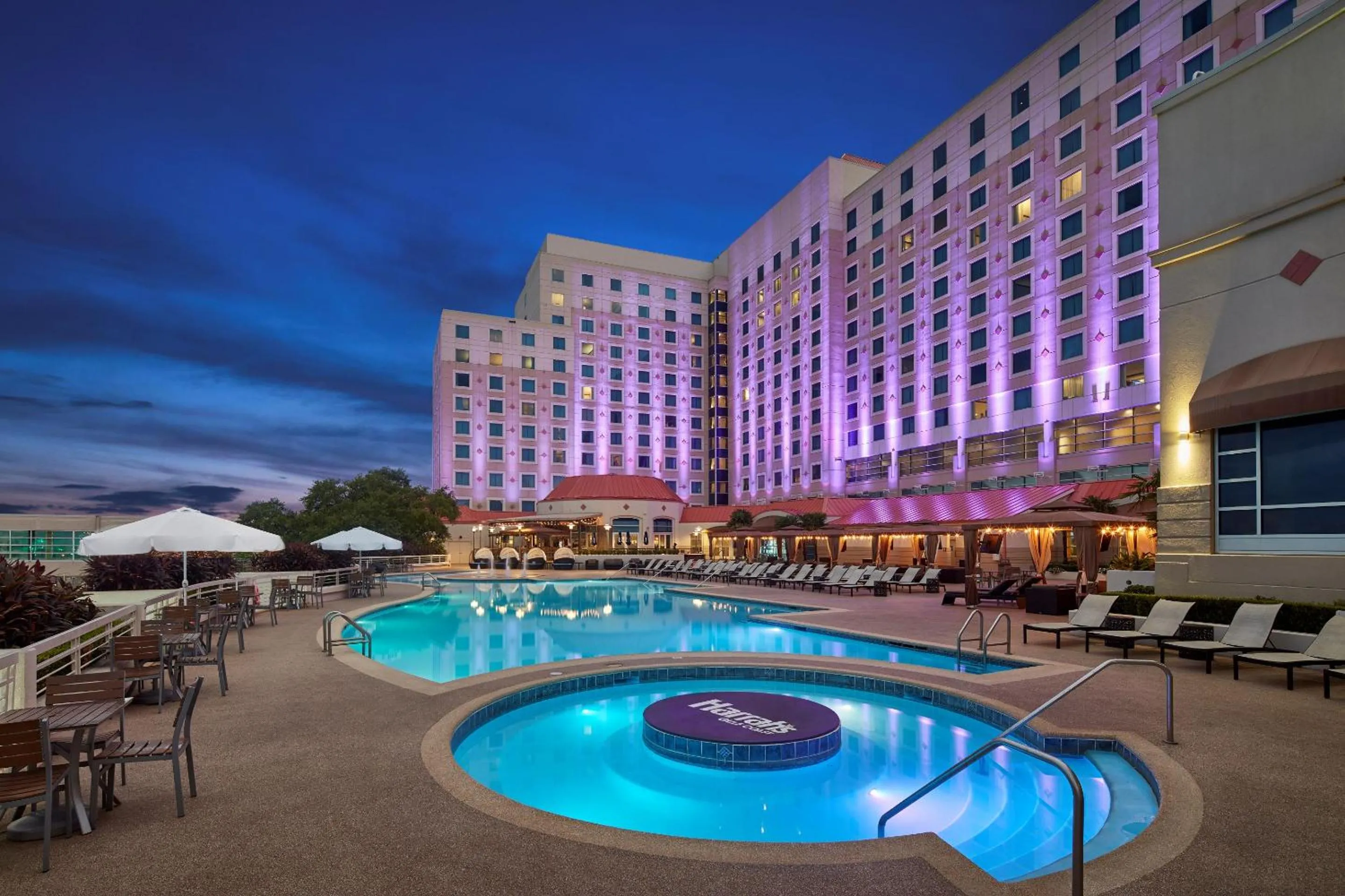 Swimming pool in Harrah's Gulf Coast, A Caesars Destination