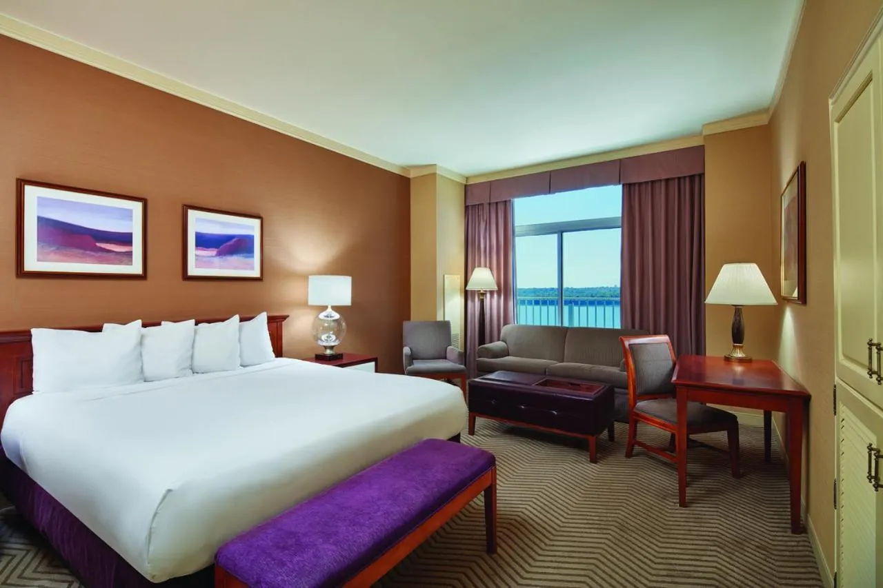 Bathroom, Bed in Harrah's Metropolis, A Caesars Destination