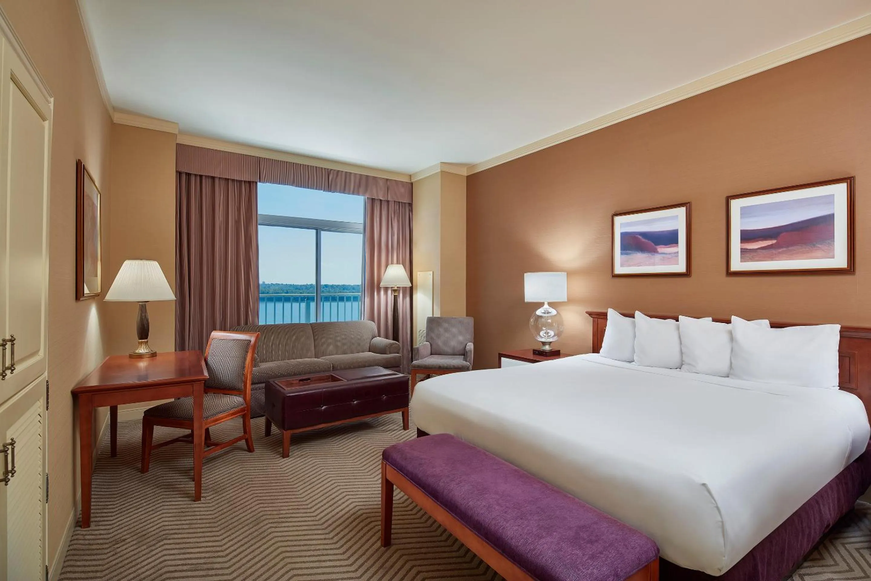 River view, Bed in Harrah's Metropolis, A Caesars Destination