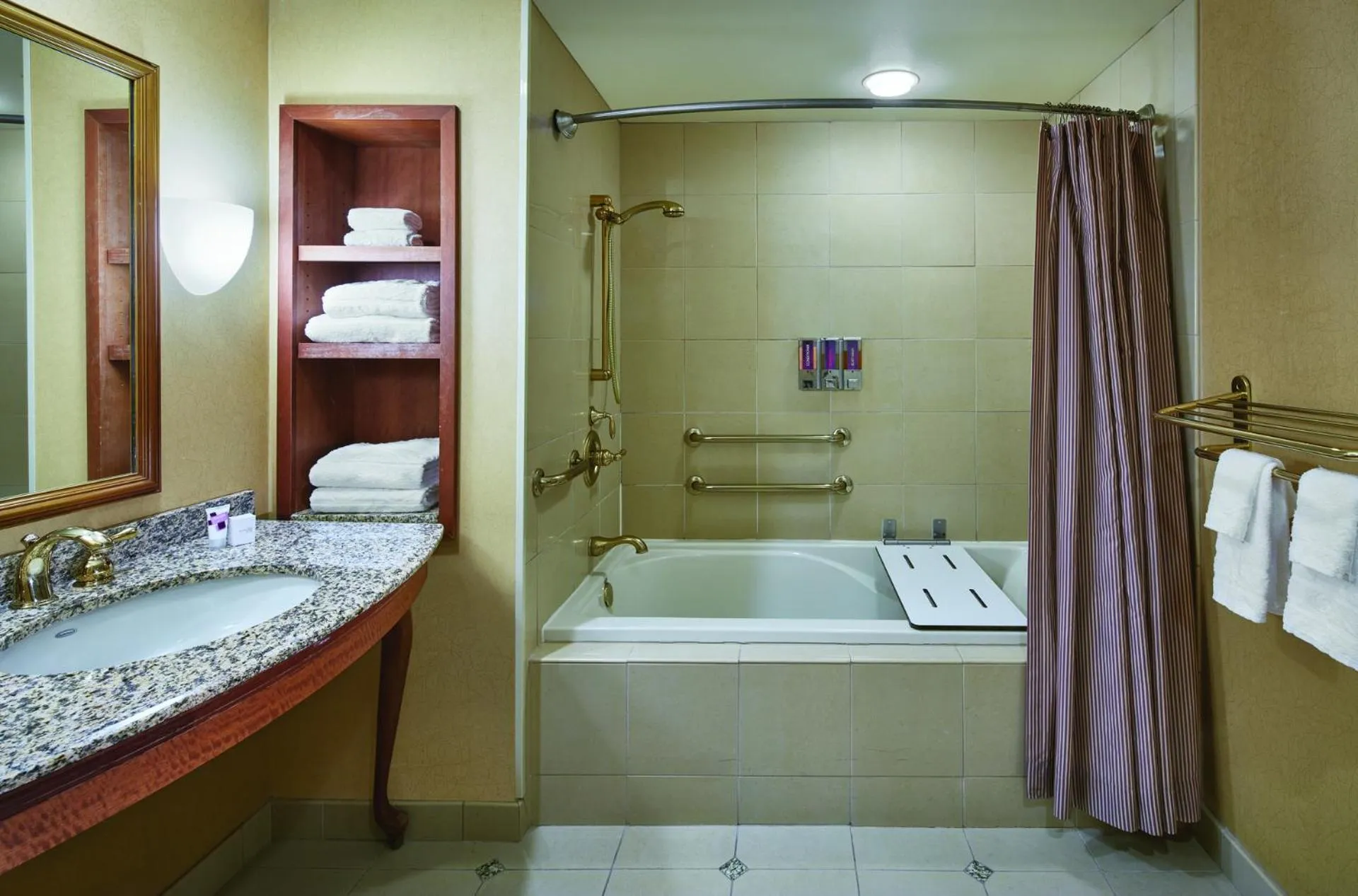 Bathroom, Bed in Harrah's Metropolis, A Caesars Destination