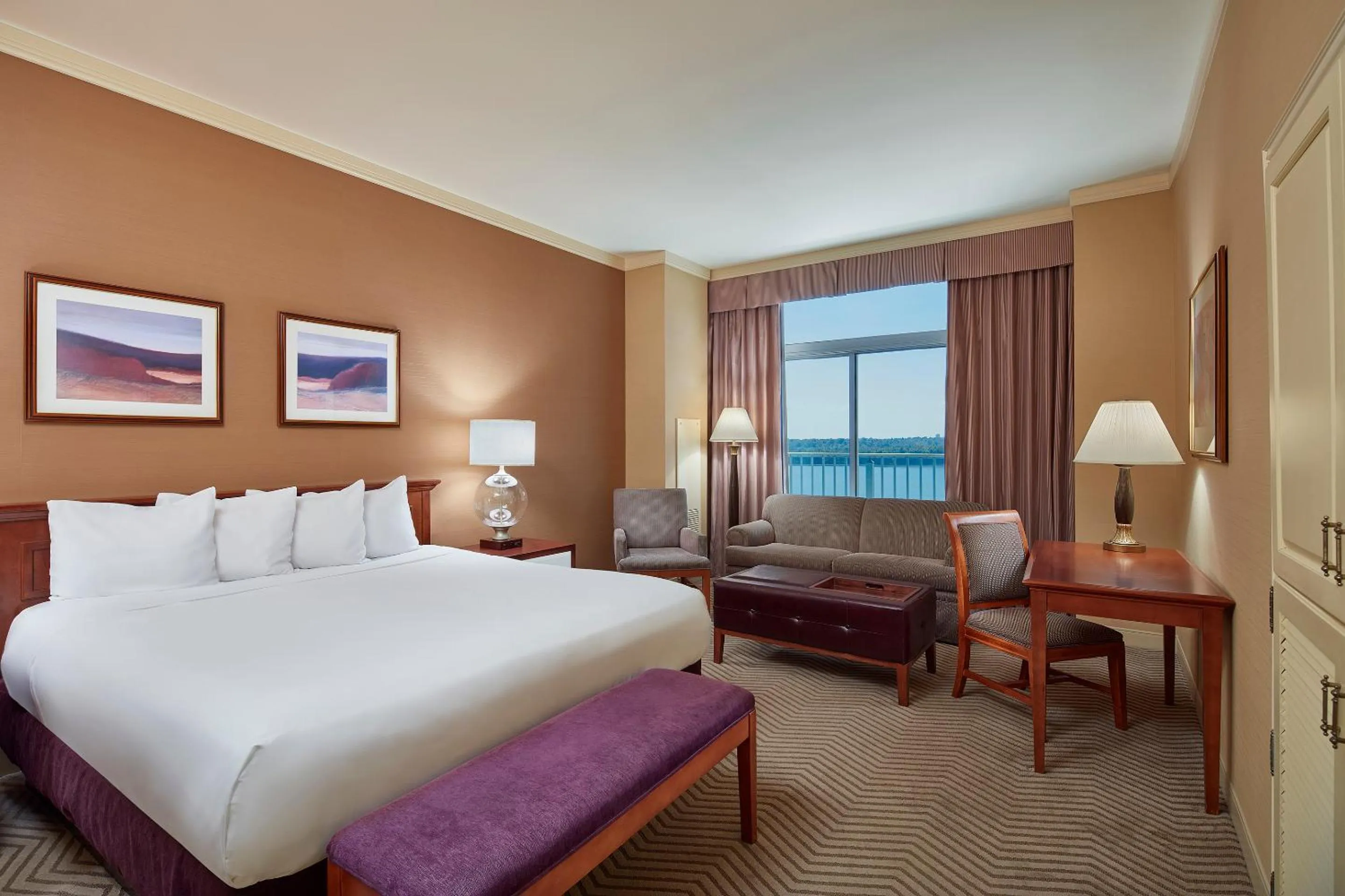 River view, Bed in Harrah's Metropolis, A Caesars Destination