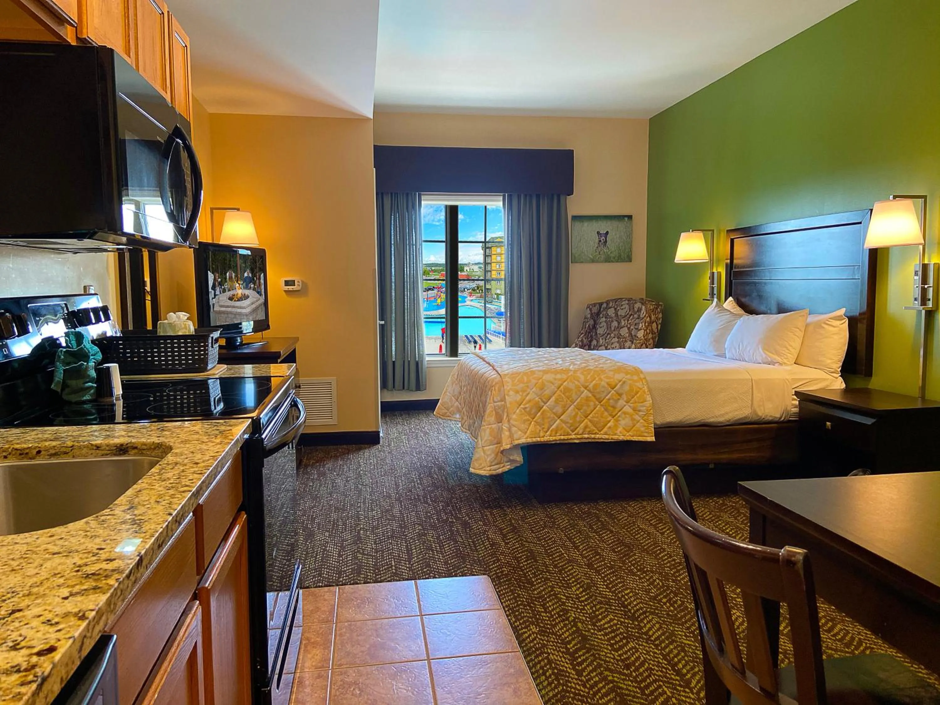 Kitchen or kitchenette, Bed in The Resort at Governor's Crossing
