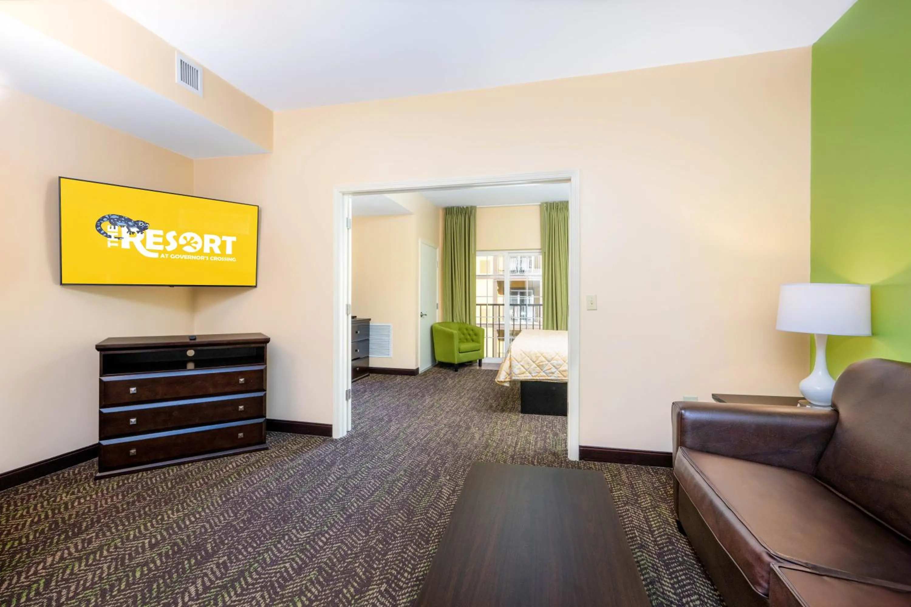 Living room, Bed in The Resort at Governor's Crossing