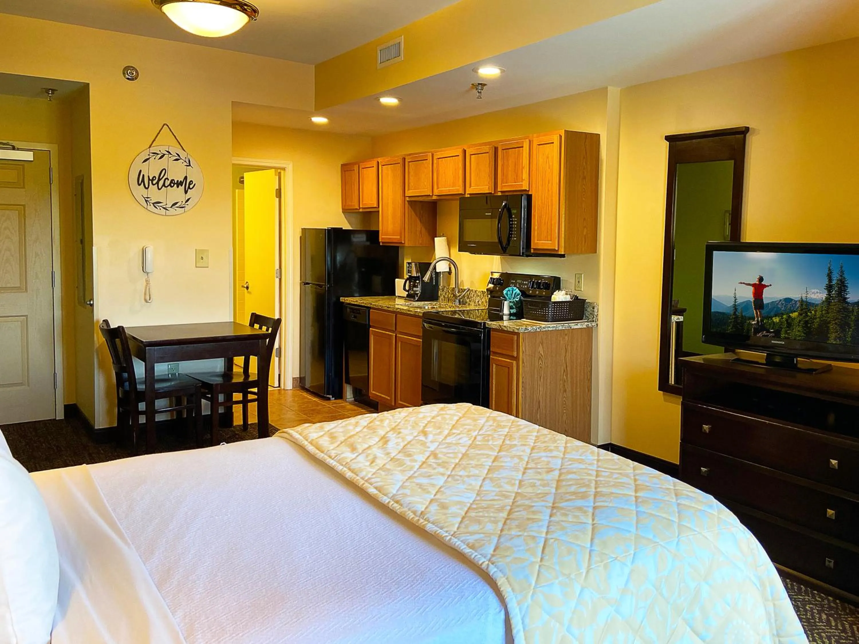 Kitchen or kitchenette, Bed in The Resort at Governor's Crossing