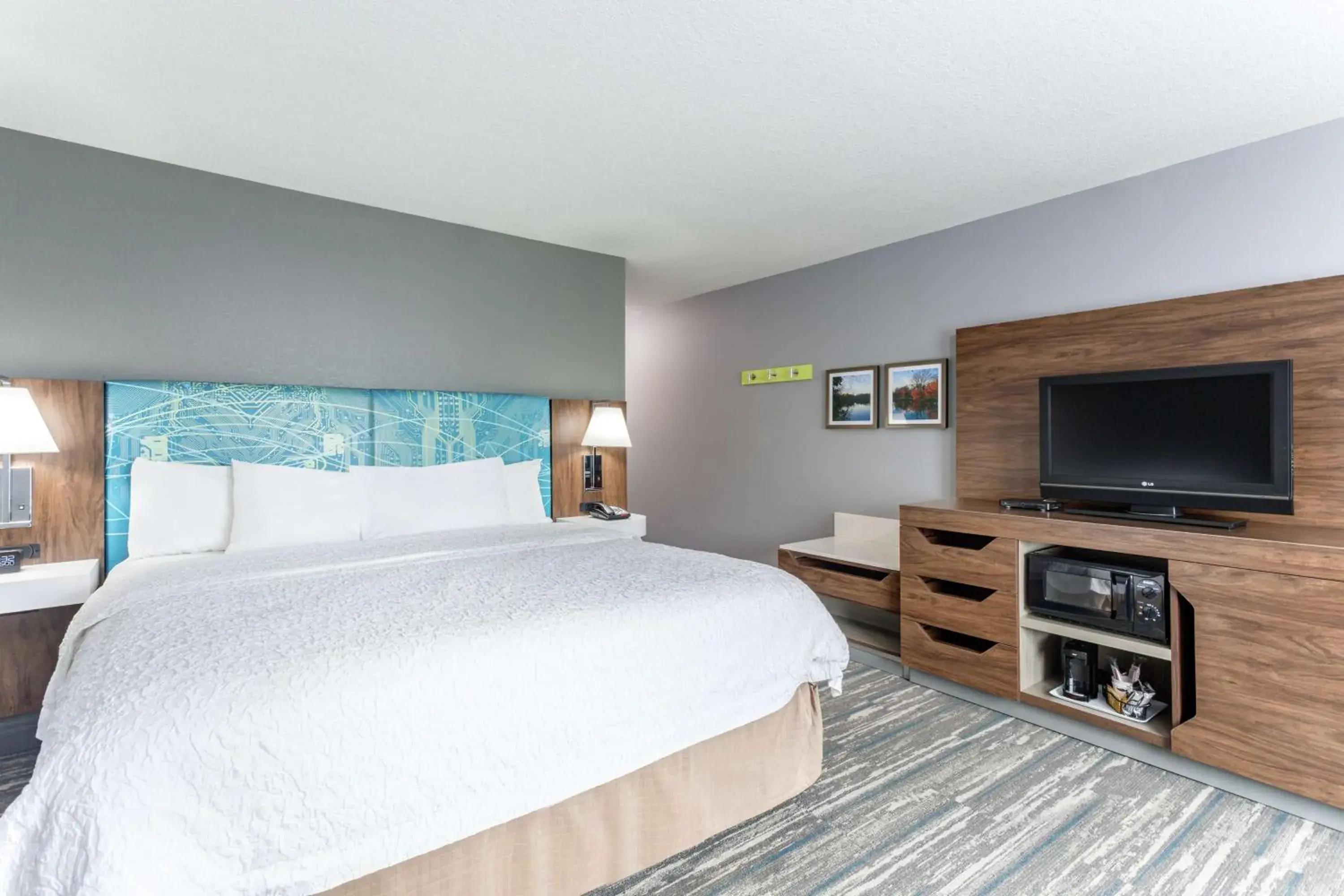 King Room - Hearing Access/Non-Smoking in Hampton Inn Auburn King Room - Hearing Access/Non-Smoking in Hampton Inn Auburn