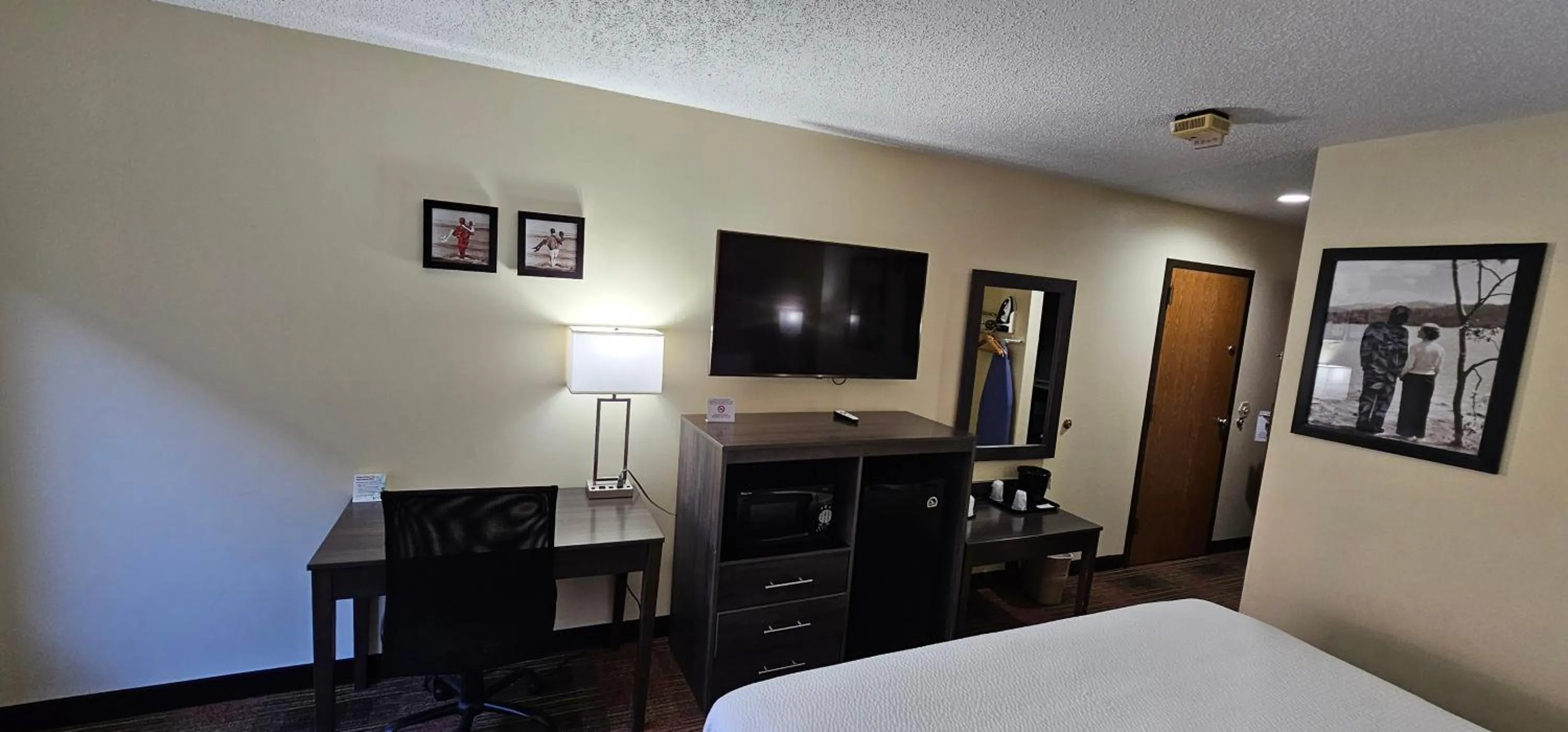 TV and multimedia, Bed in AmericInn by Wyndham Fort Atkinson