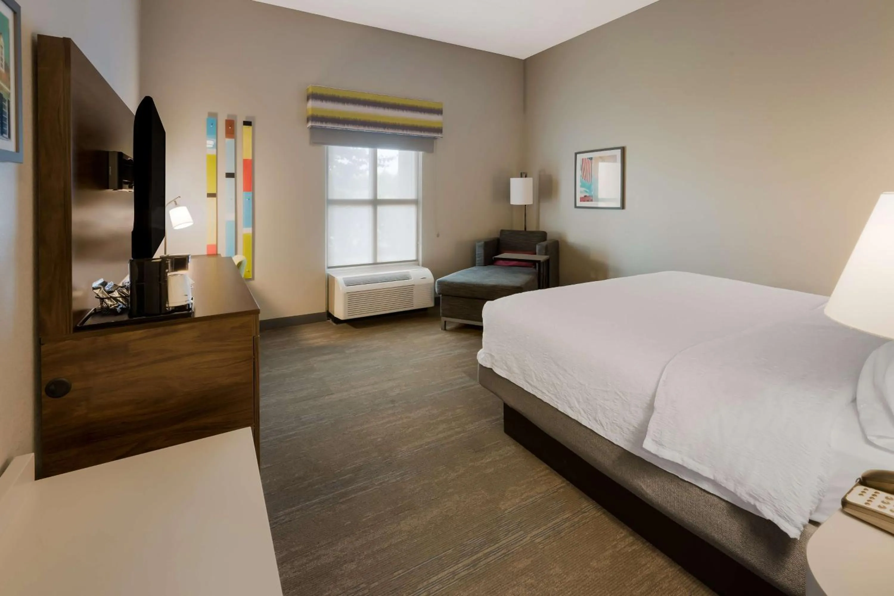 Bed in Hampton Inn and Suites Fredericksburg