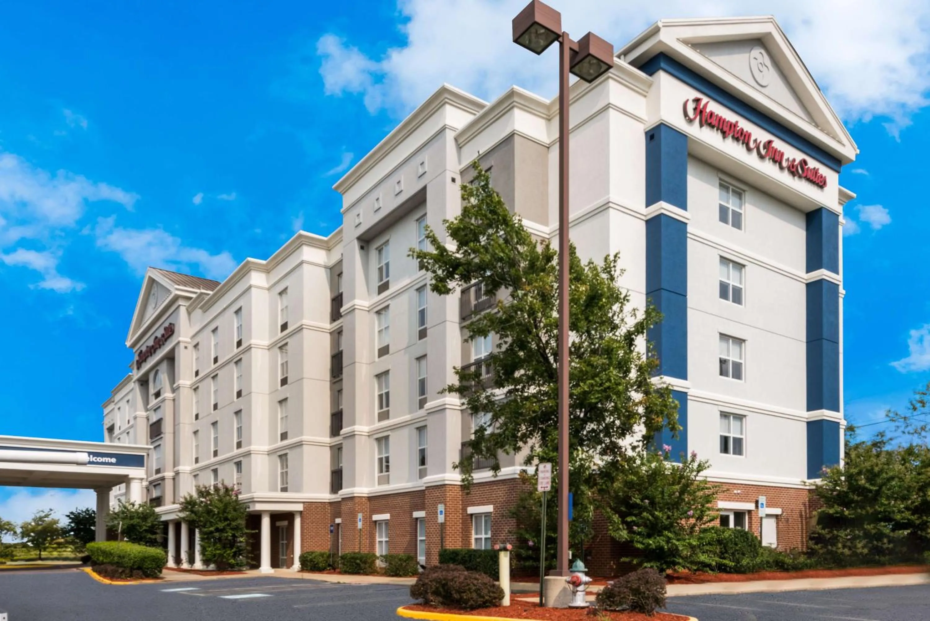 Property building in Hampton Inn and Suites Fredericksburg