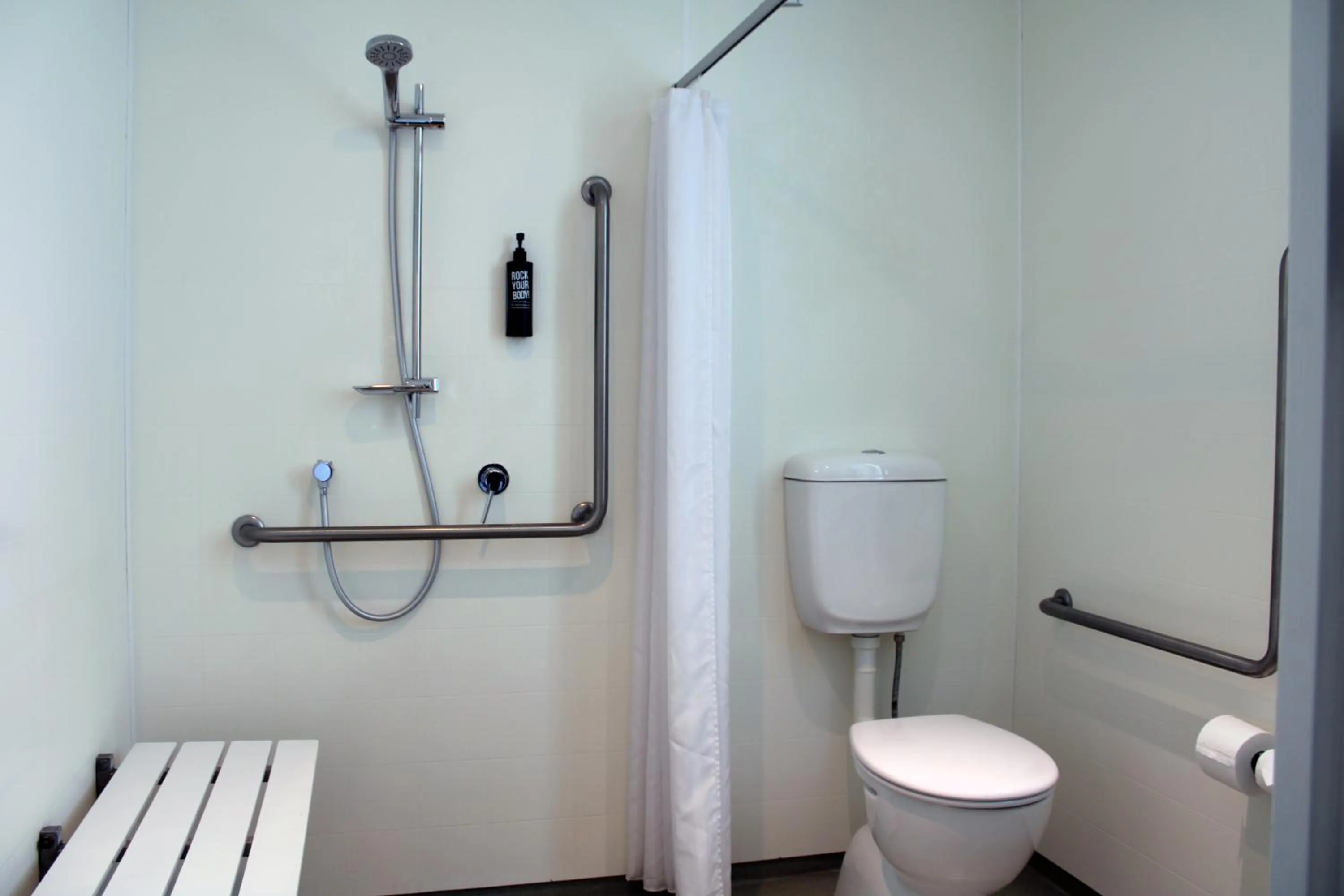 Shower in ibis Budget Auckland Airport