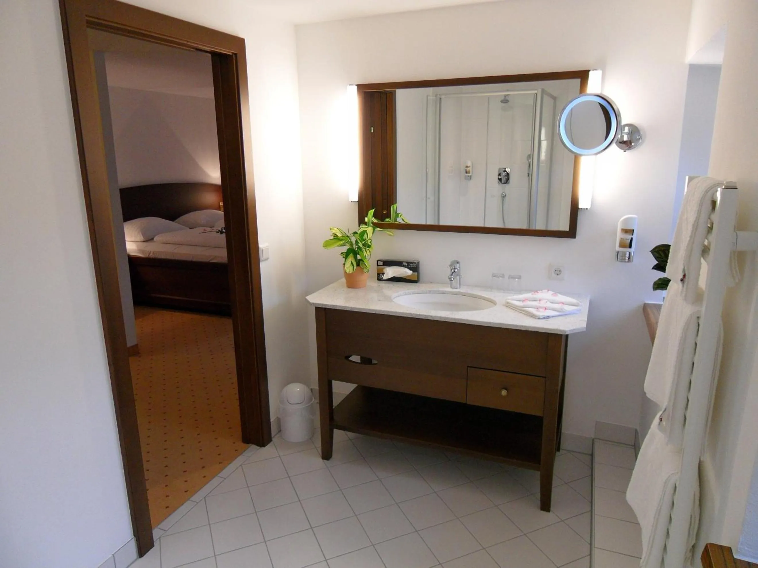 Bathroom, Bed in Hotel Gasthof Der Jägerwirt