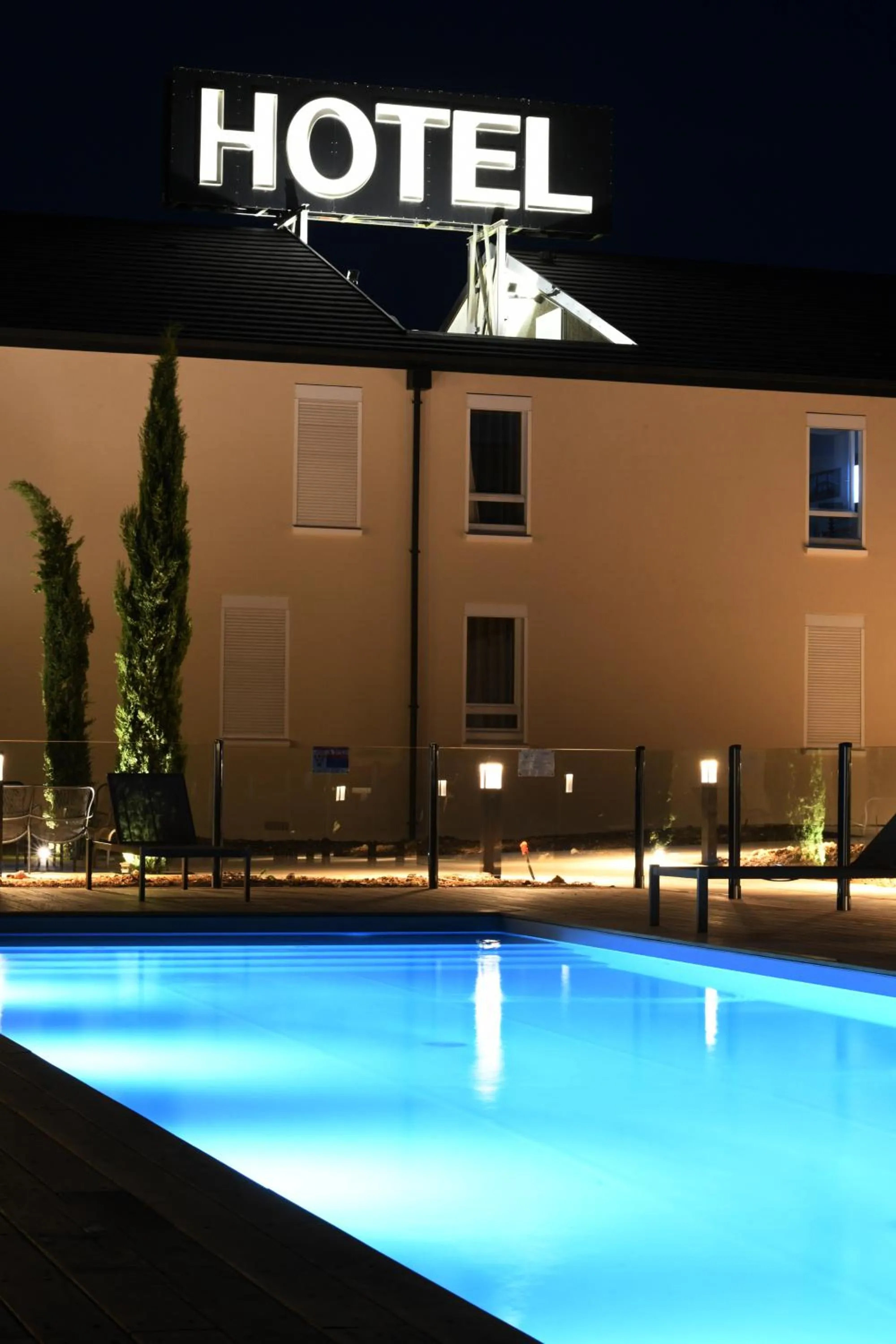 Swimming pool in Logis Hotel Relais Saint Jacques - Châteauroux