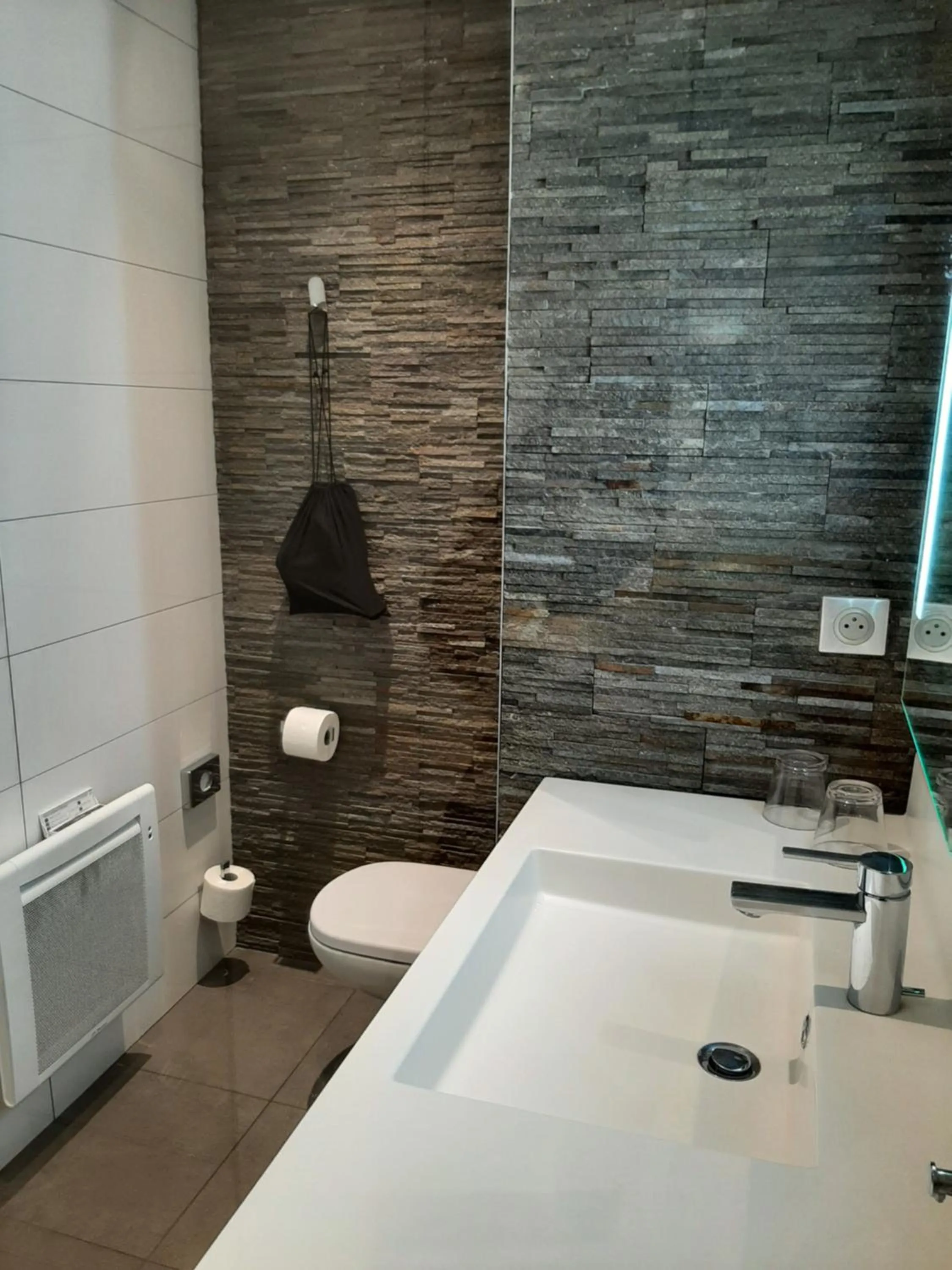 Shower in Logis Hotel Relais Saint Jacques - Châteauroux