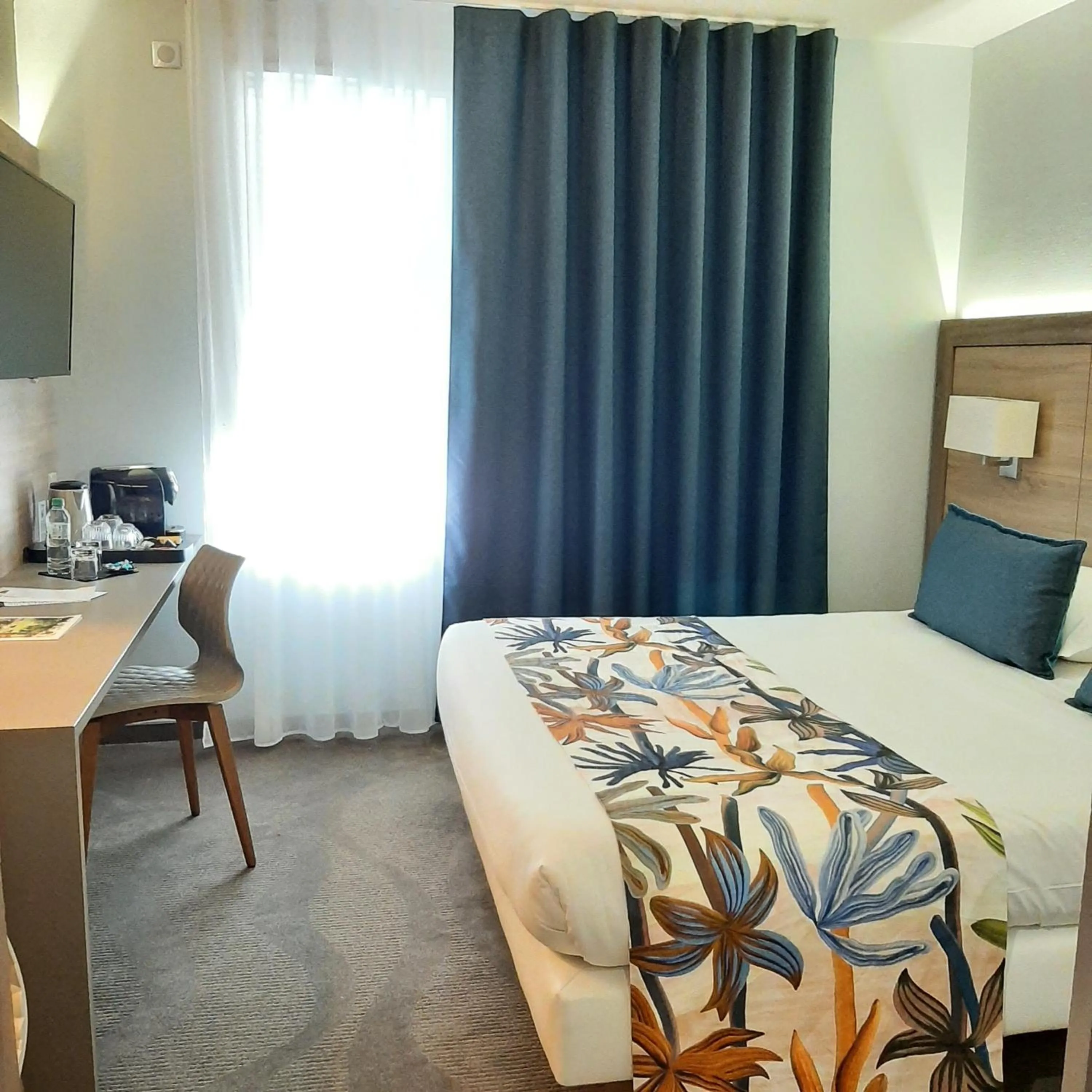 Bed in Logis Hotel Relais Saint Jacques - Châteauroux