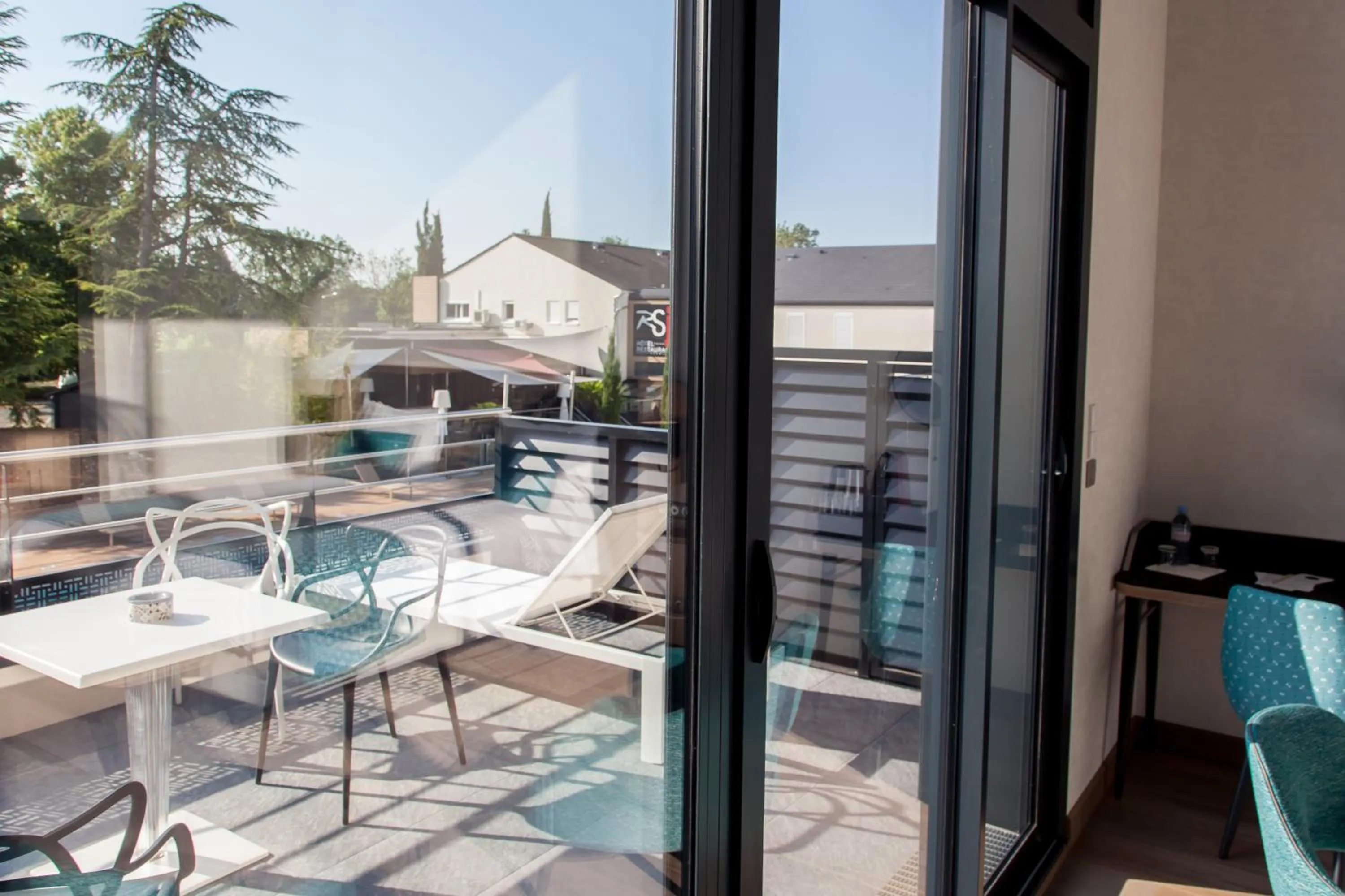 Patio in Logis Hotel Relais Saint Jacques - Châteauroux
